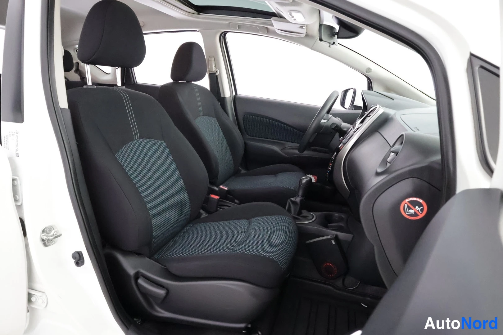 Vit Nissan Note 2014, framsäten, bild 17