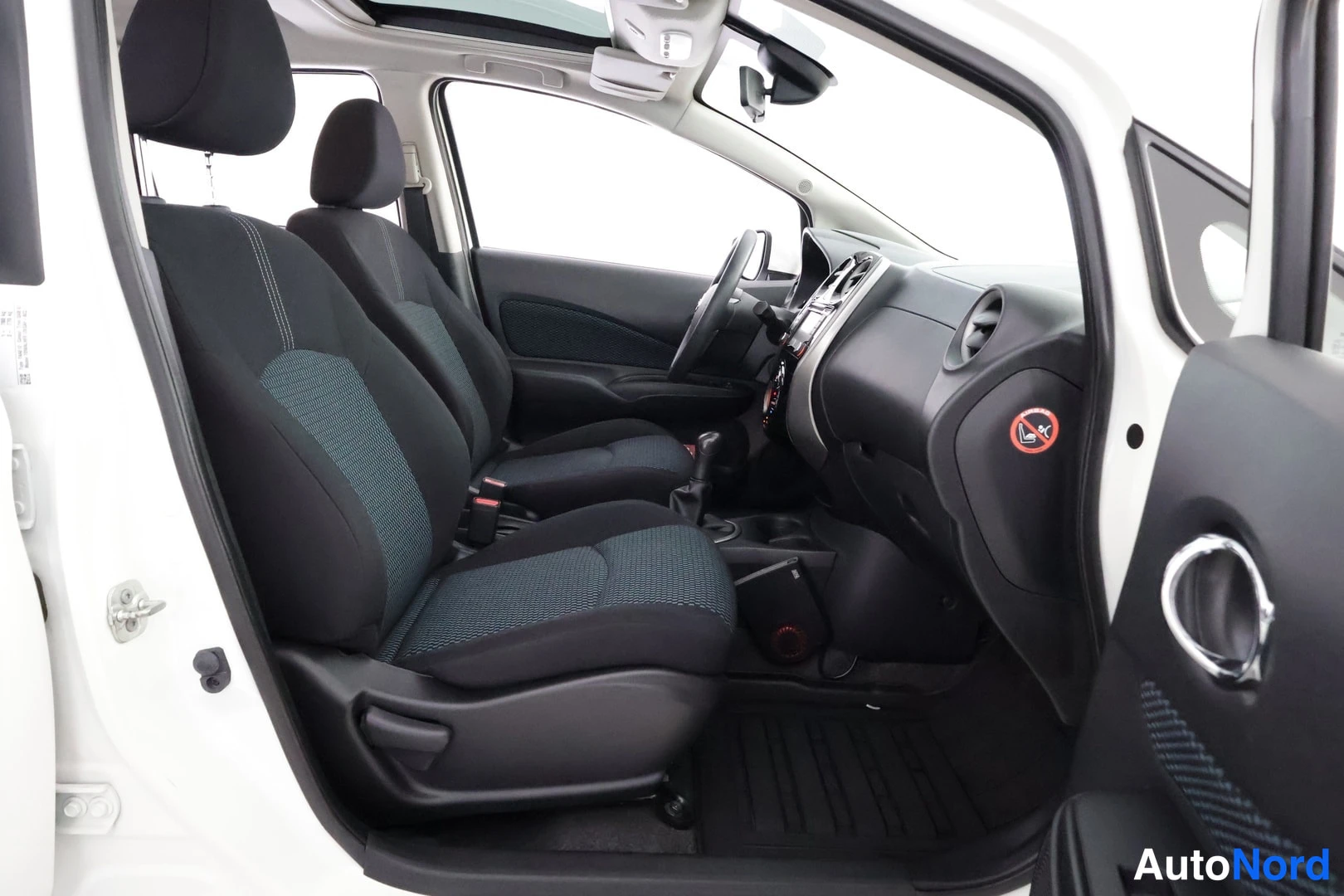 Vit Nissan Note 2014, framsäten, bild 18