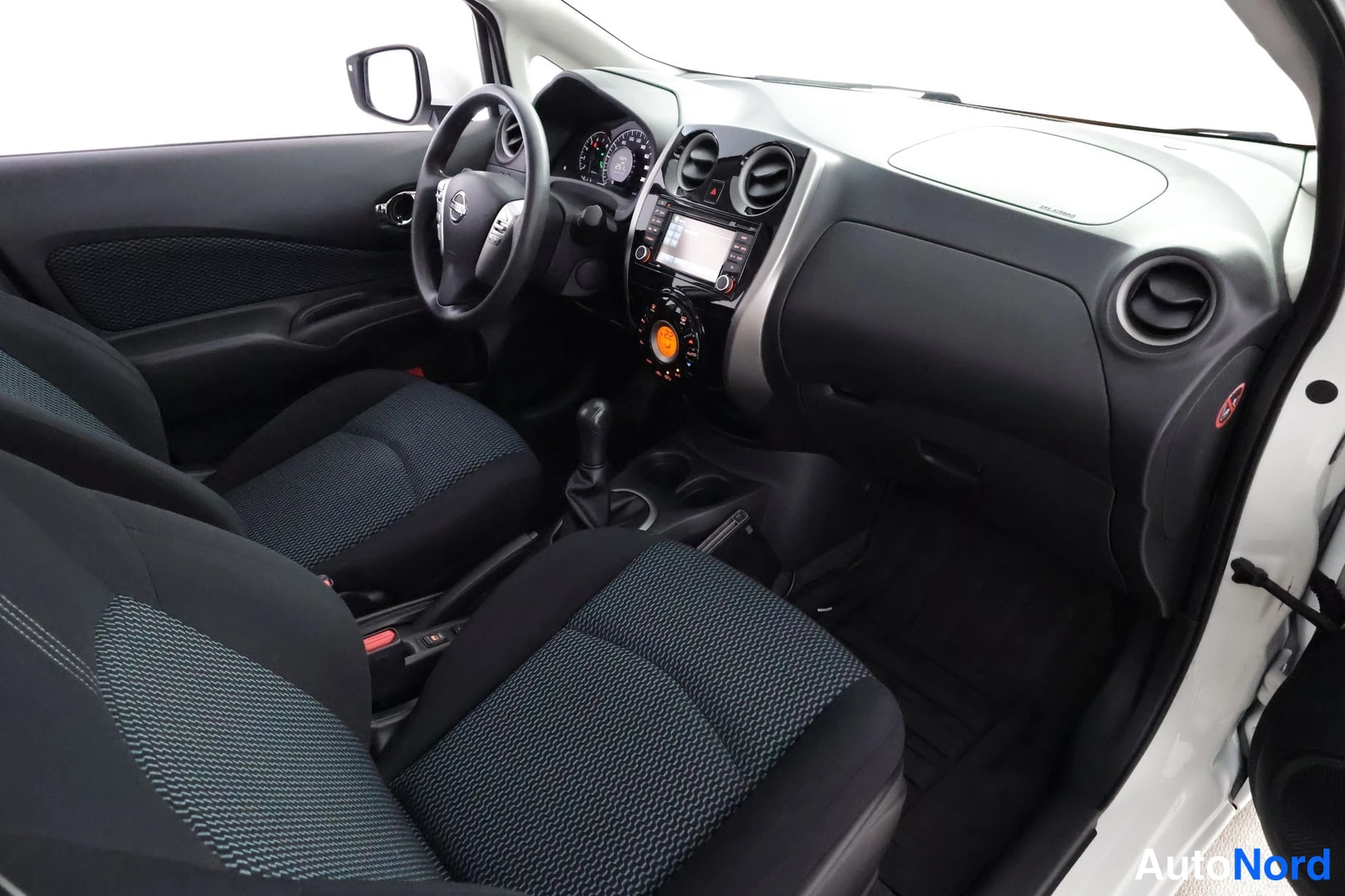 Vit Nissan Note 2014, förarplats, bild 11