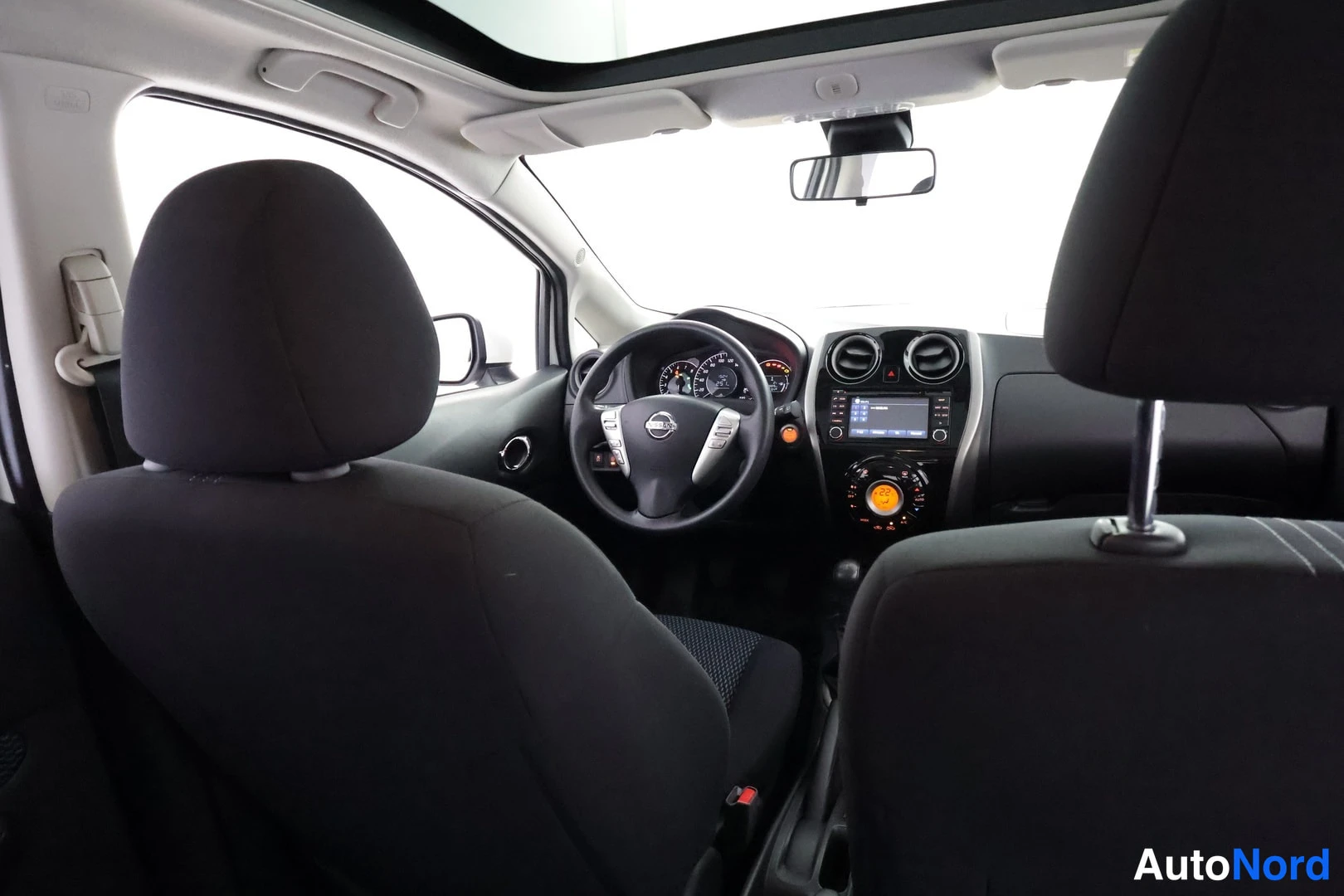 Vit Nissan Note 2014, förarplats, bild 12