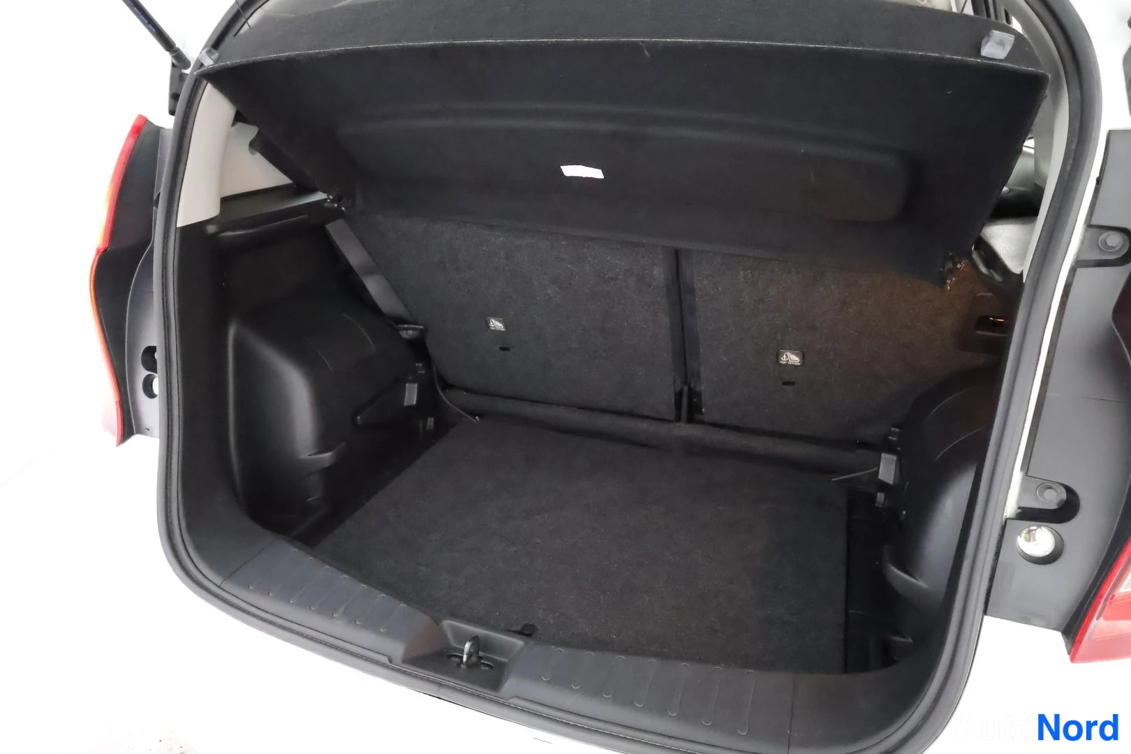 Vit Nissan Note 2014, bagageutrymme, bild 21