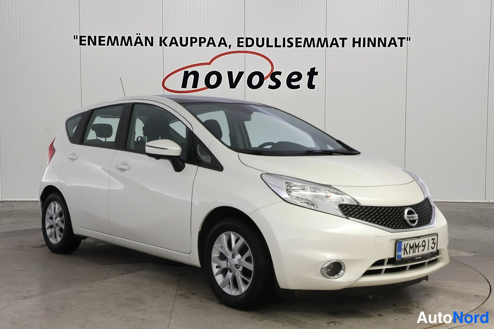 Vit Nissan Note 2014, snett framifrån, fronten åt höger, bild 2