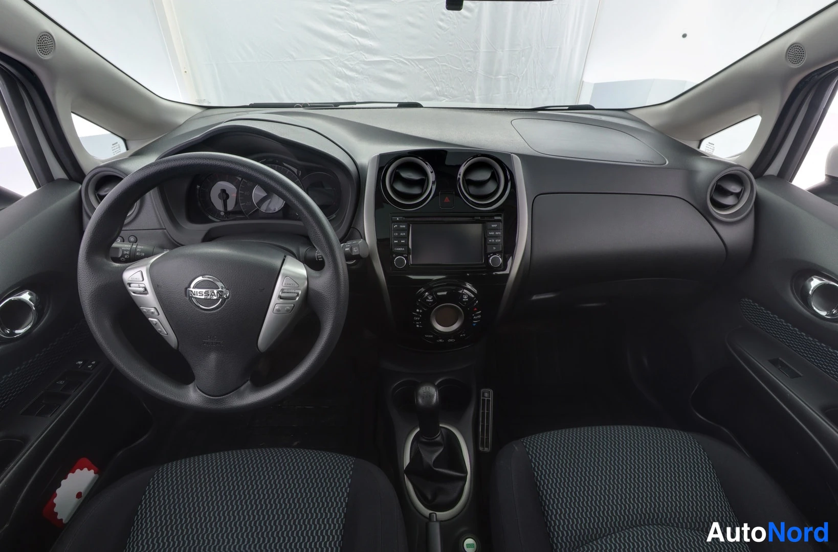Vit Nissan Note 2014, förarplats, bild 7