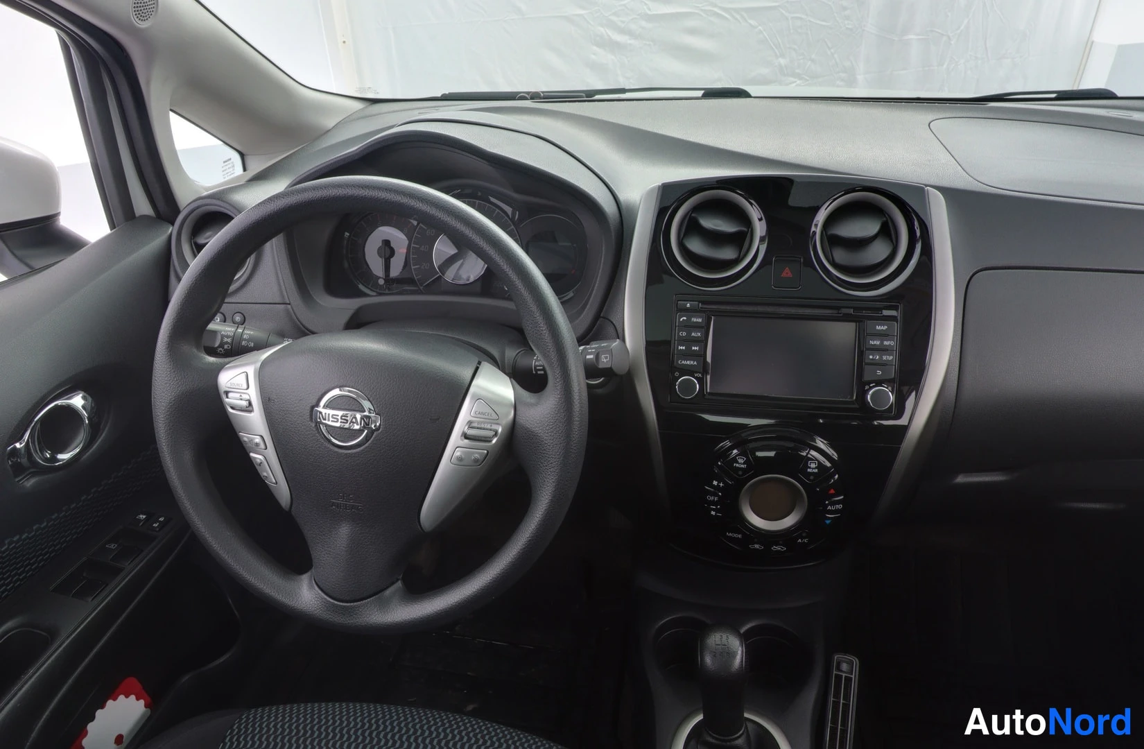 Vit Nissan Note 2014, förarplats, bild 8