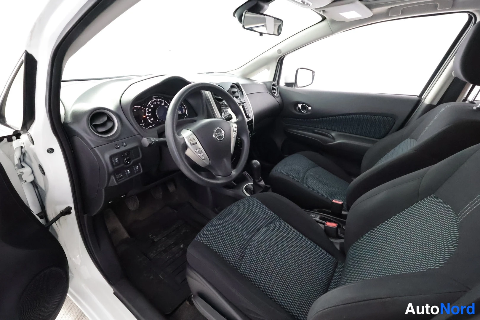 Vit Nissan Note 2014, förarplats, bild 9