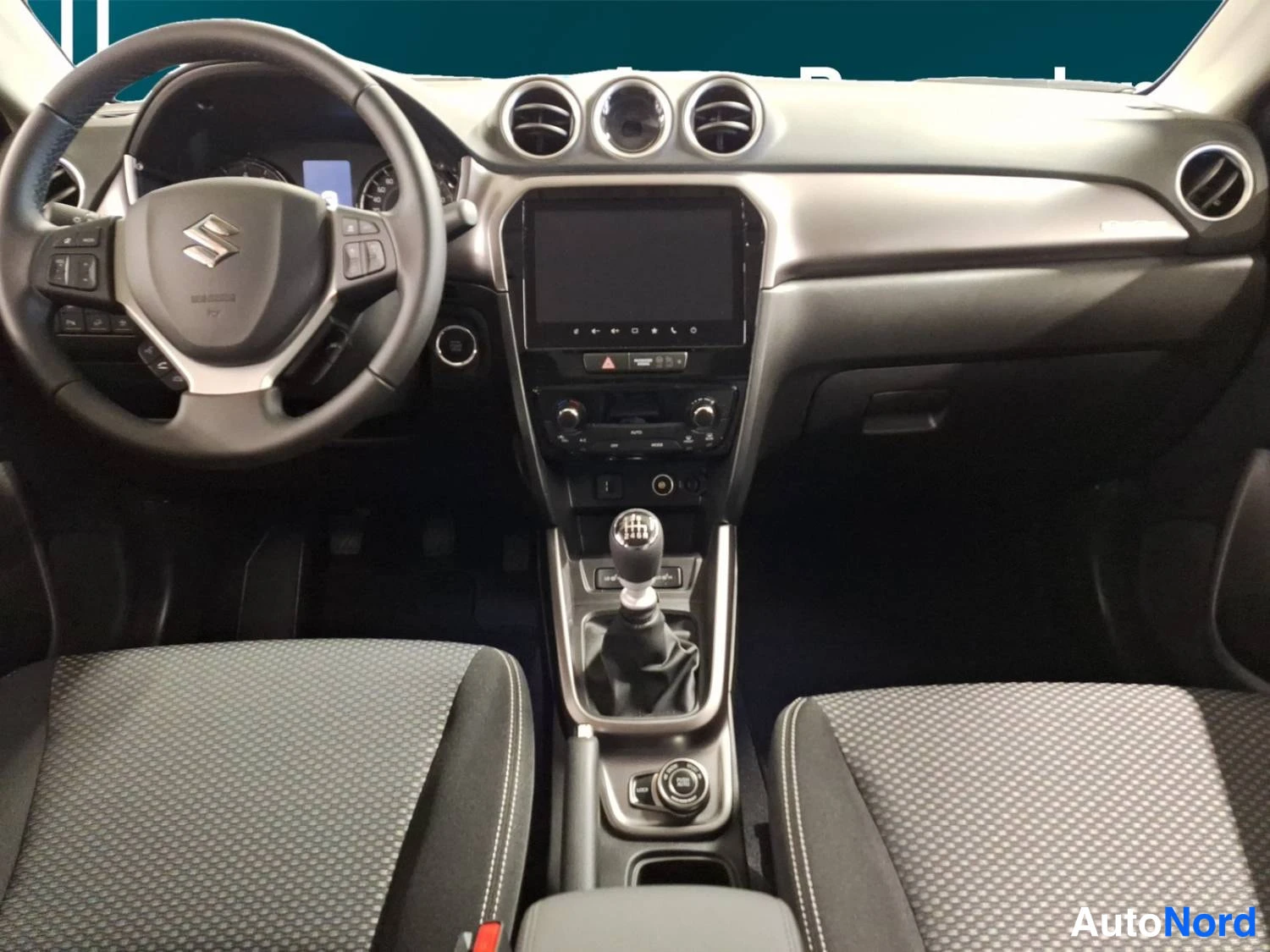 Gul Suzuki Vitara 2025, förarplats, bild 11