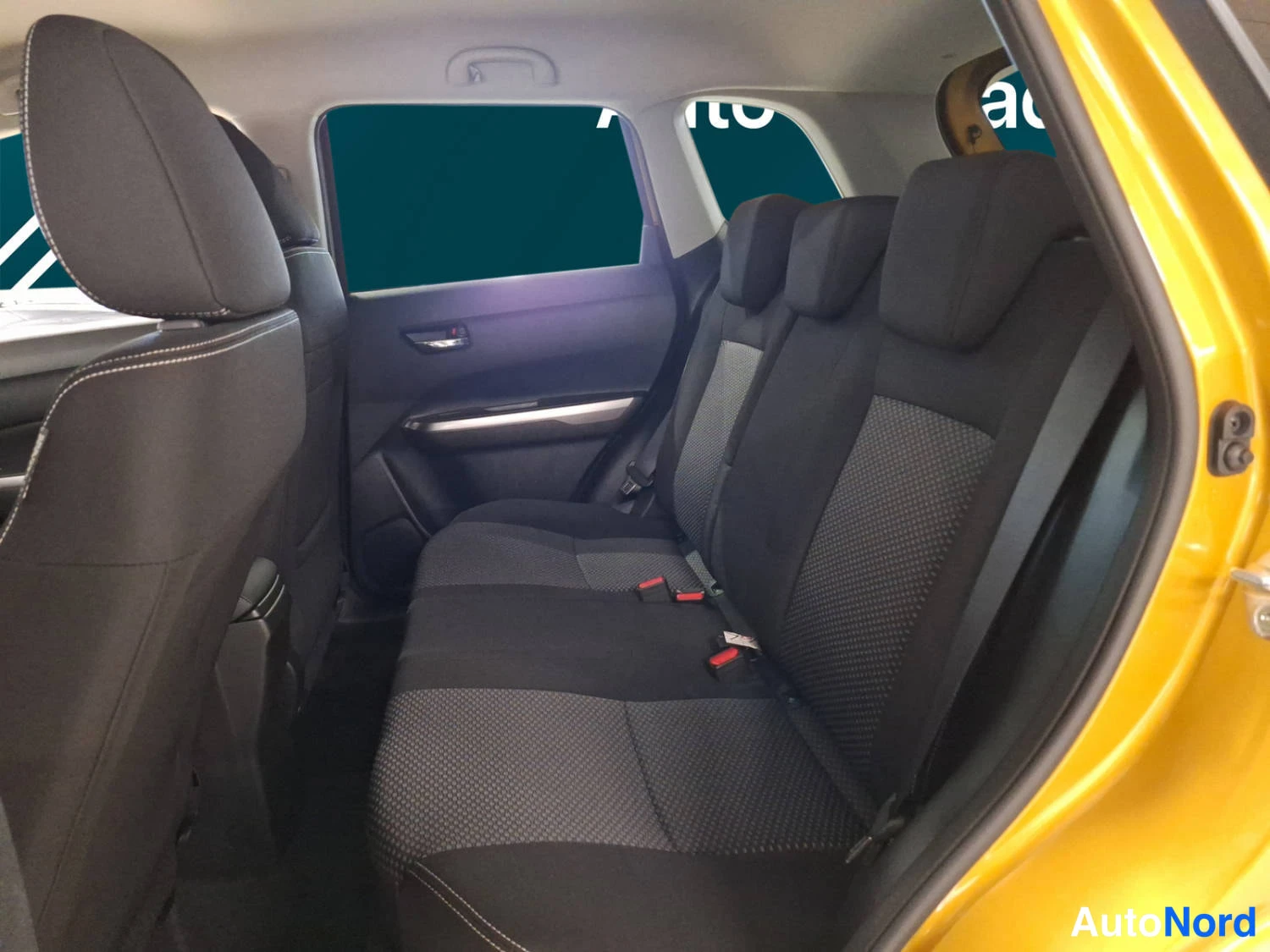 Gul Suzuki Vitara 2025, baksäten, bild 13