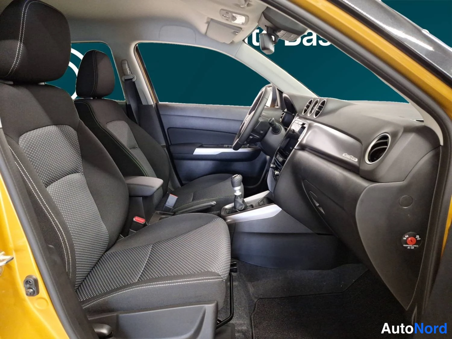 Gul Suzuki Vitara 2025, framsäten, bild 12