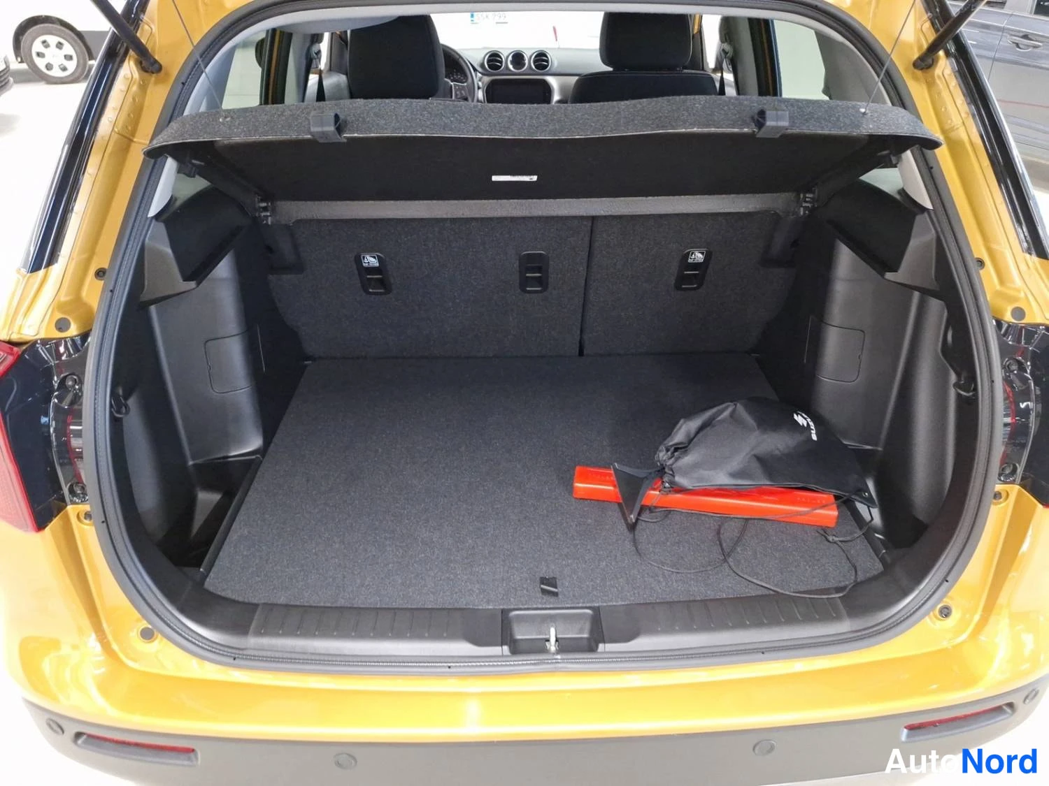 Gul Suzuki Vitara 2025, bagageutrymme, bild 14