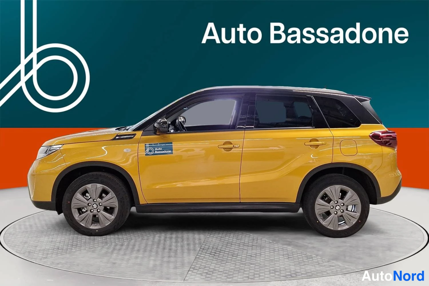 Gul Suzuki Vitara 2025, från sidan, bild 5