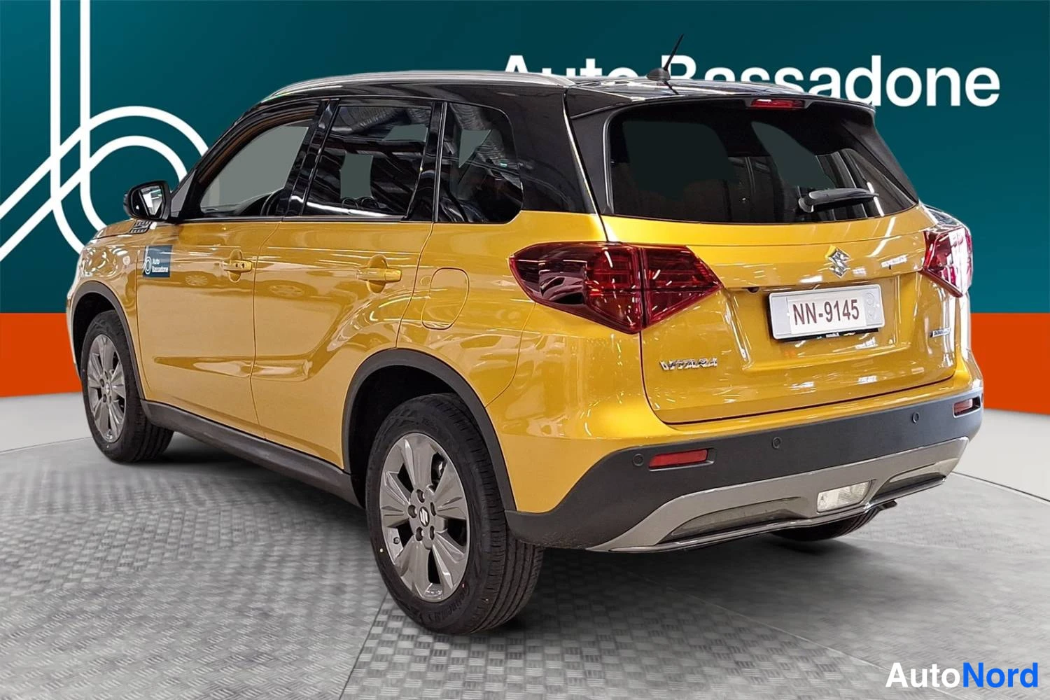 Gul Suzuki Vitara 2025, snett bakifrån, bild 7
