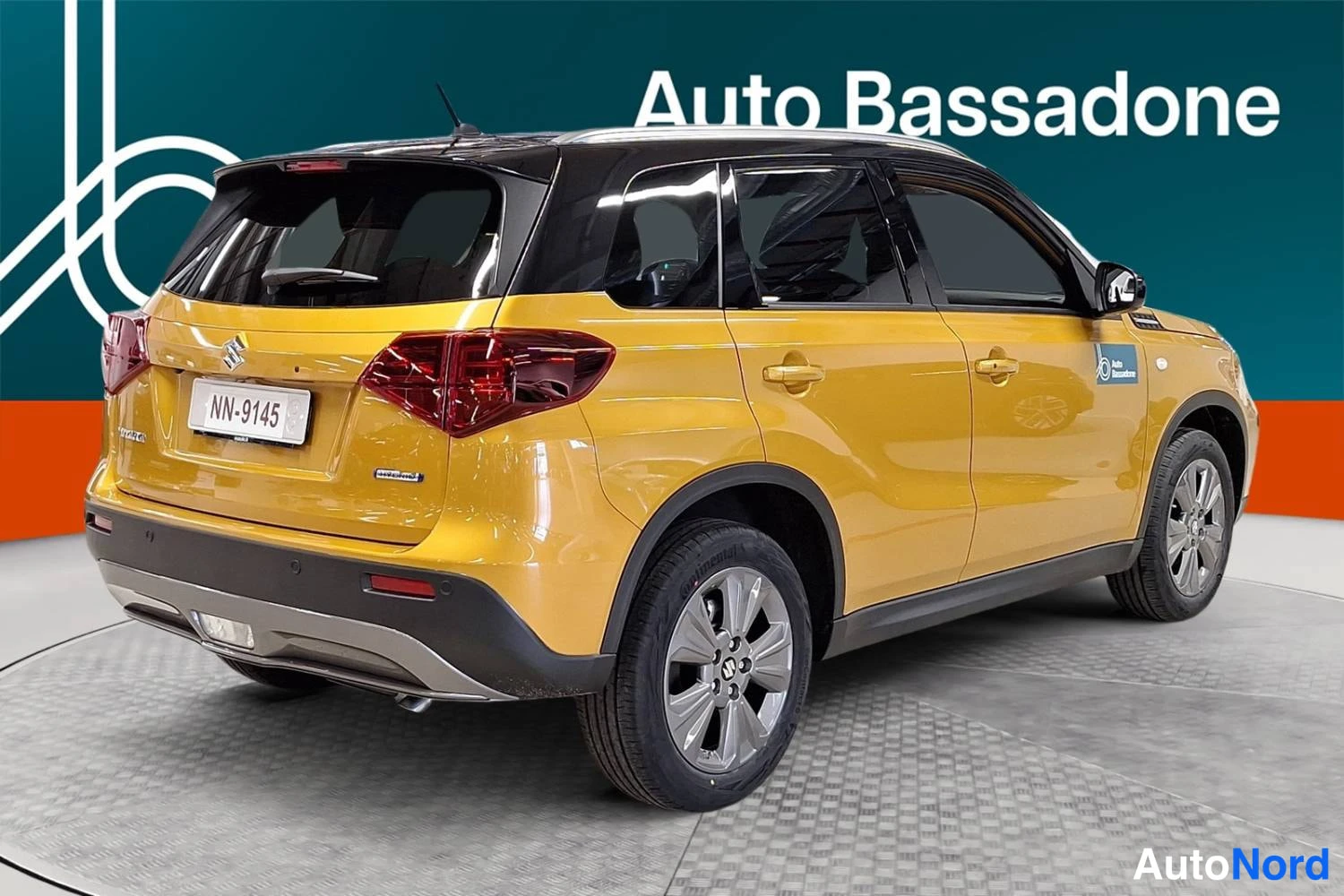 Gul Suzuki Vitara 2025, snett bakifrån, bild 6