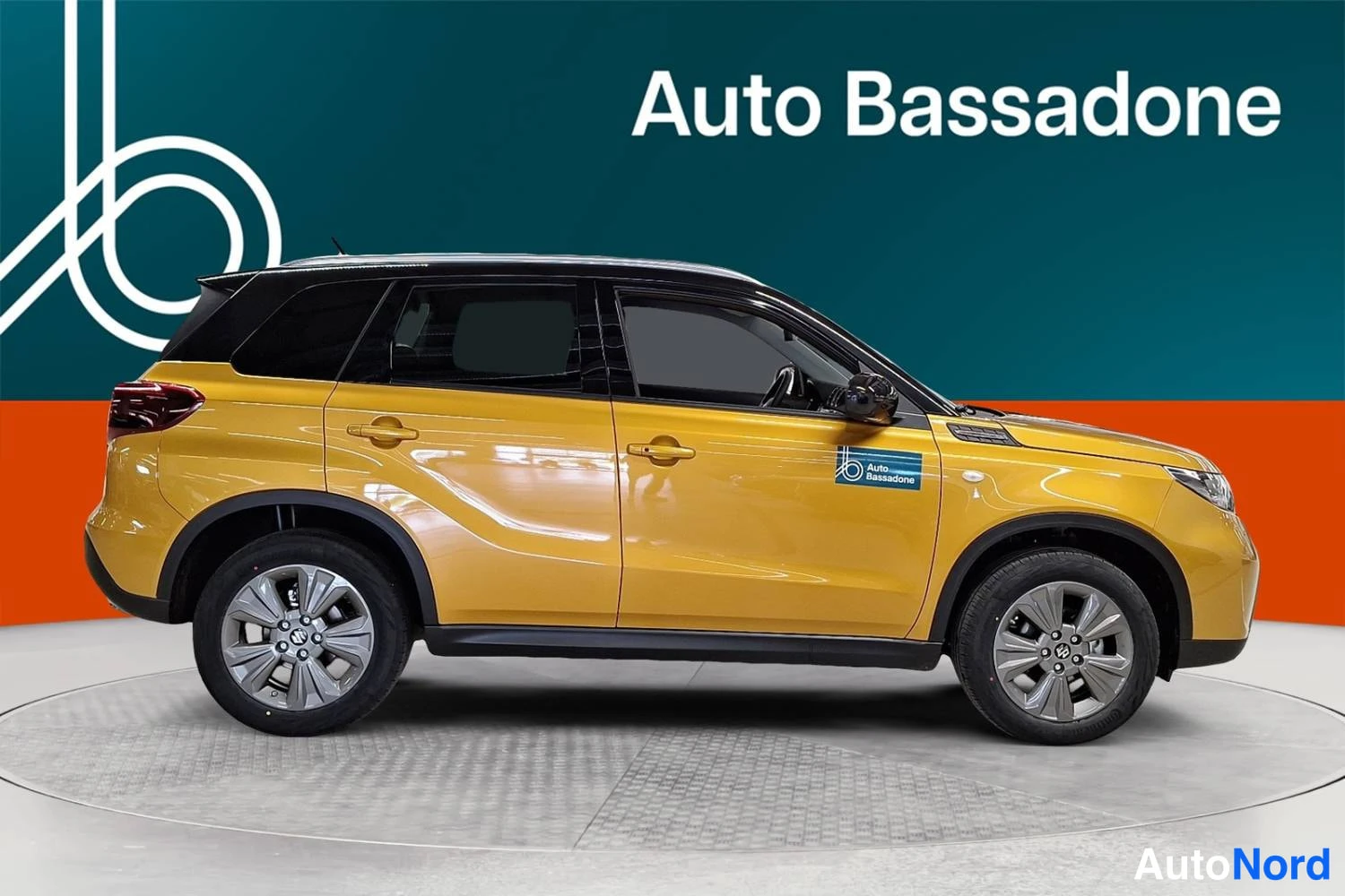 Gul Suzuki Vitara 2025, från sidan, bild 4