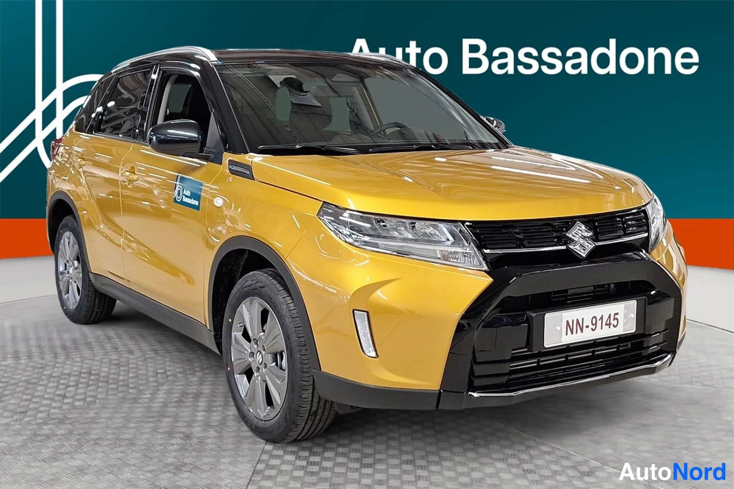Gul Suzuki Vitara 2025, snett framifrån, fronten åt höger, bild 2