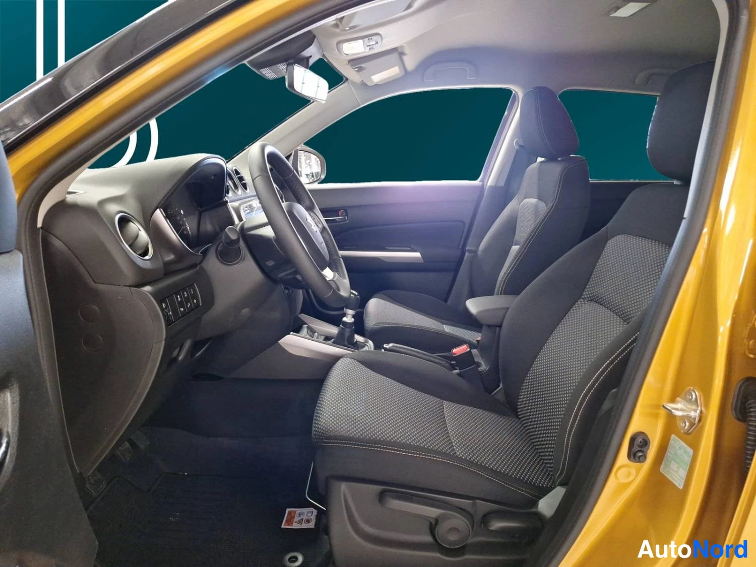 Gul Suzuki Vitara 2025, förarplats, bild 10