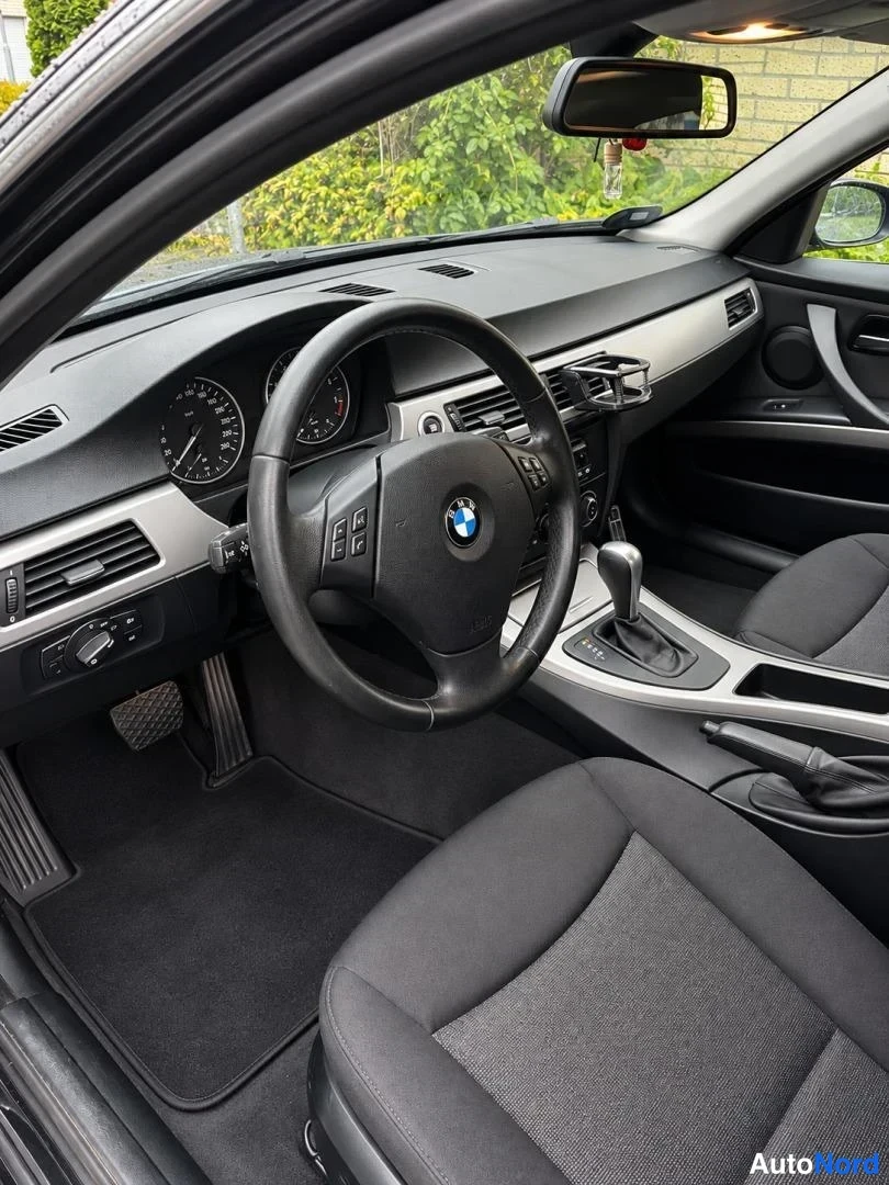 Musta BMW 325i 2006, ohjaamo, kuva 2