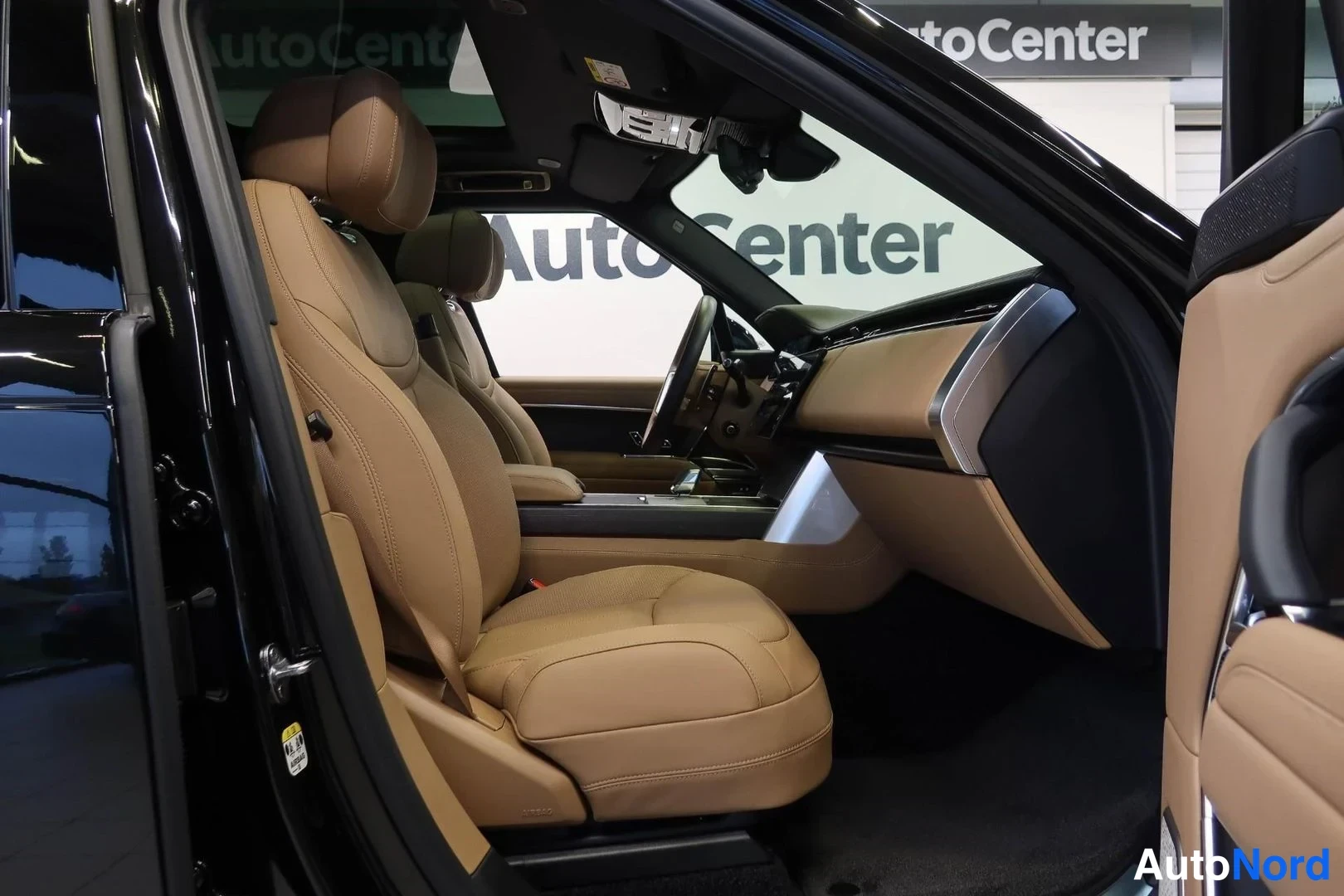 Musta Land Rover Range Rover 2026, etuistuimet, kuva 12