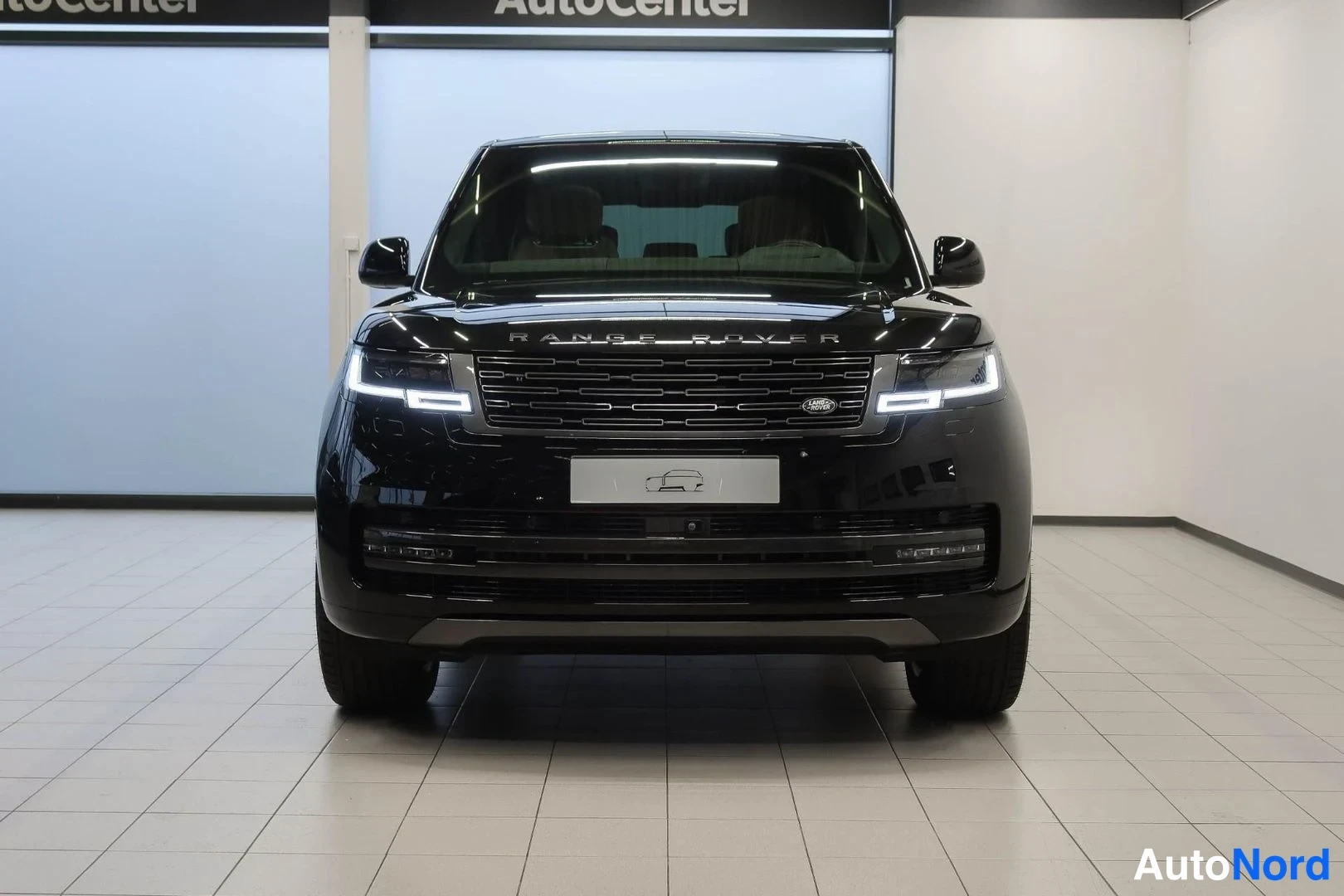 Musta Land Rover Range Rover 2026, edestä, kuva 4