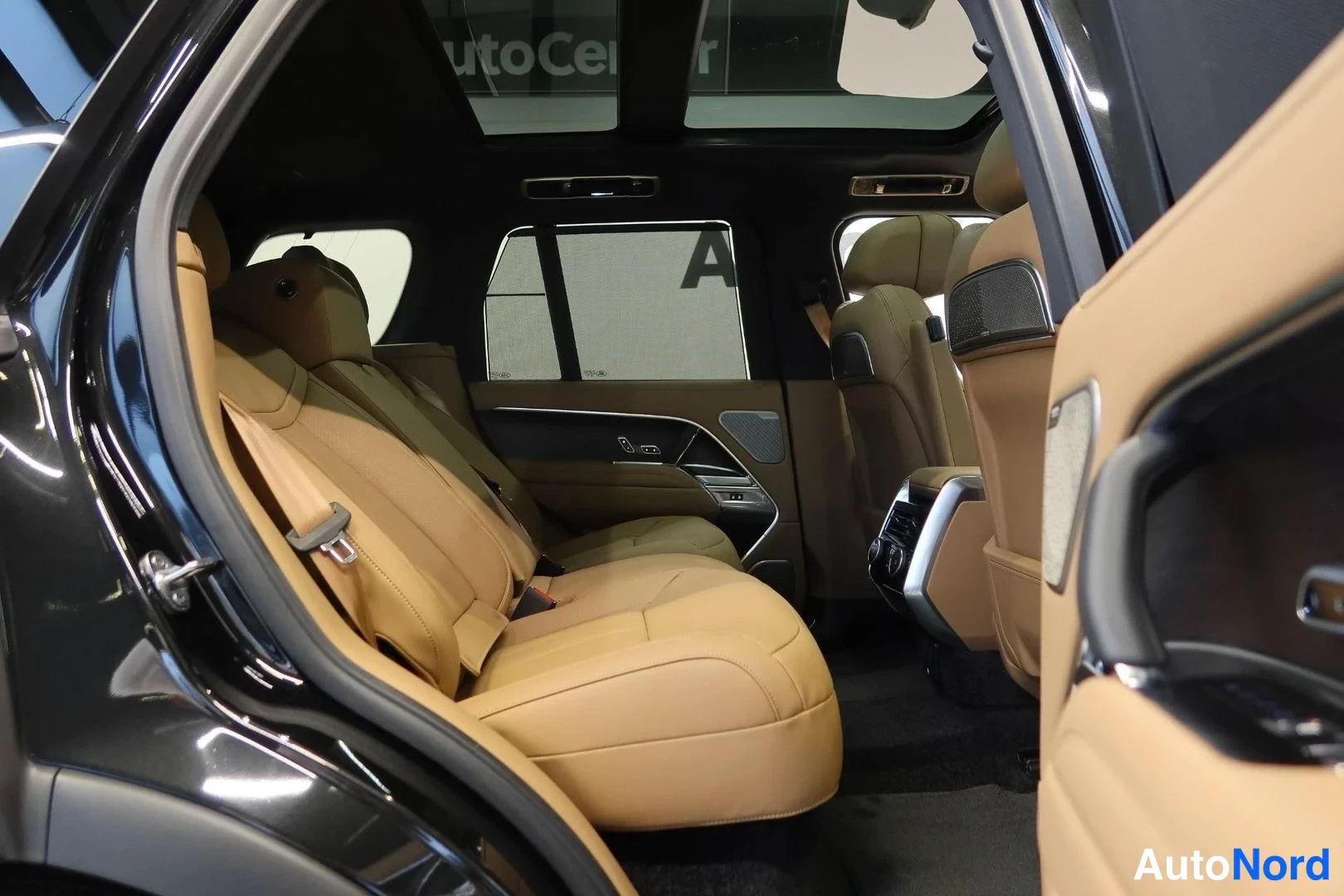 Musta Land Rover Range Rover 2026, takaistuimet, kuva 14