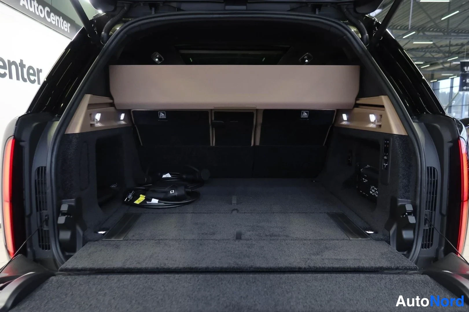 Musta Land Rover Range Rover 2026, tavaratila, kuva 15