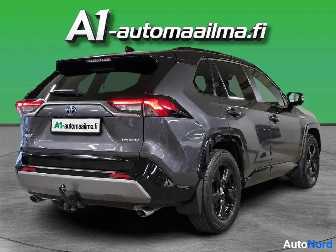 Grå Toyota RAV4 2019, snett bakifrån, bild 4