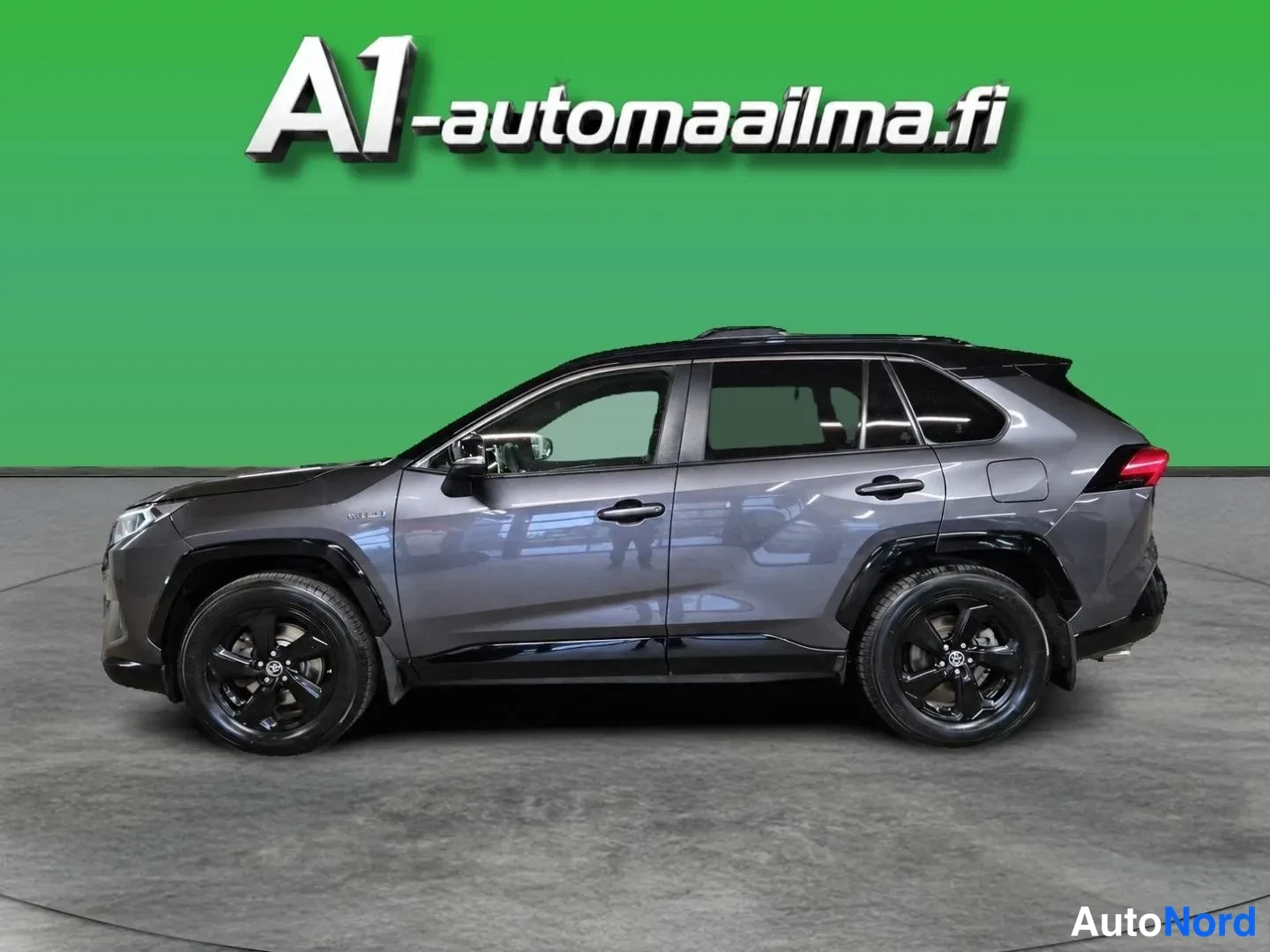 Grå Toyota RAV4 2019, från sidan, bild 3