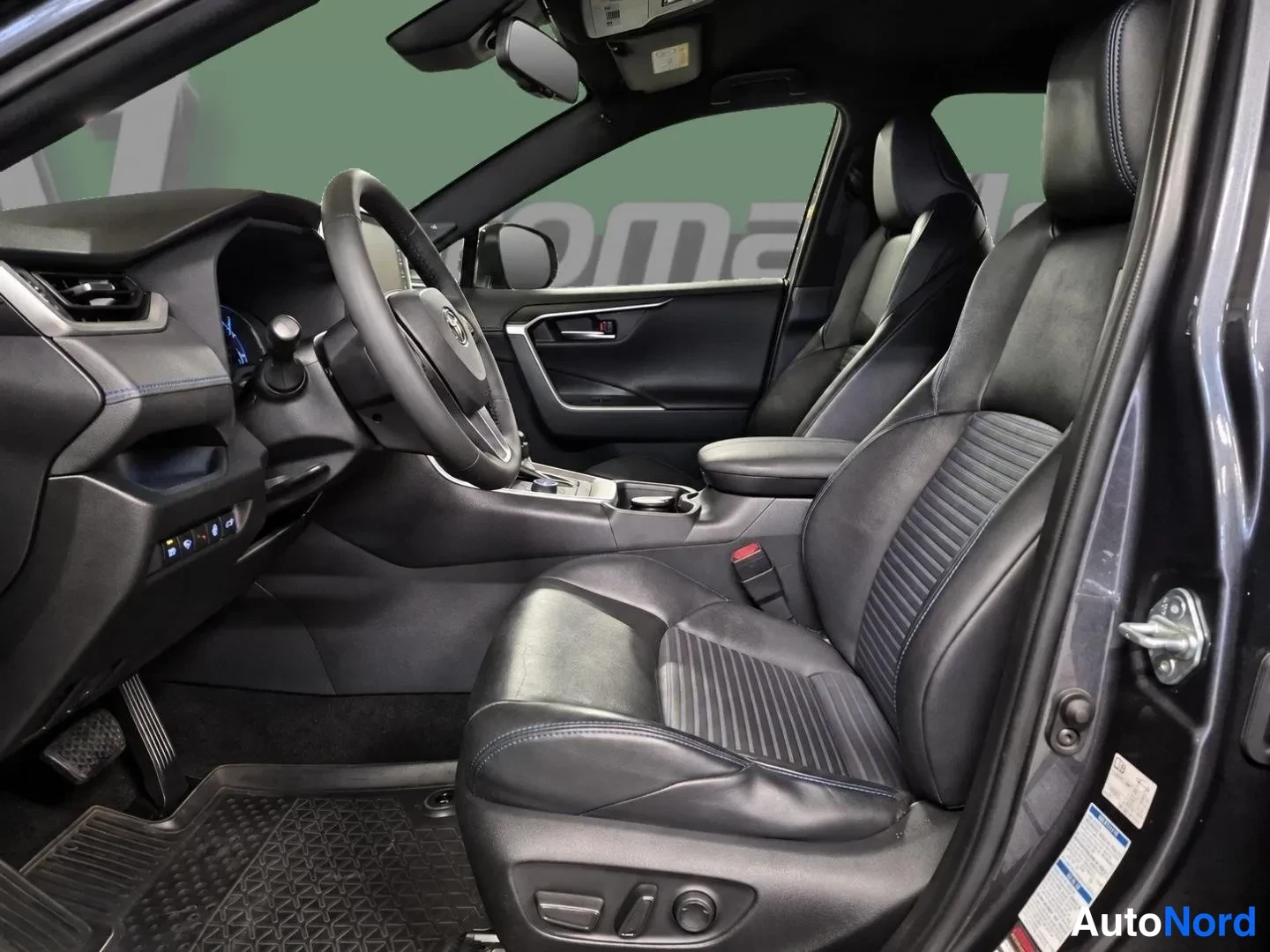 Grå Toyota RAV4 2019, förarplats, bild 6
