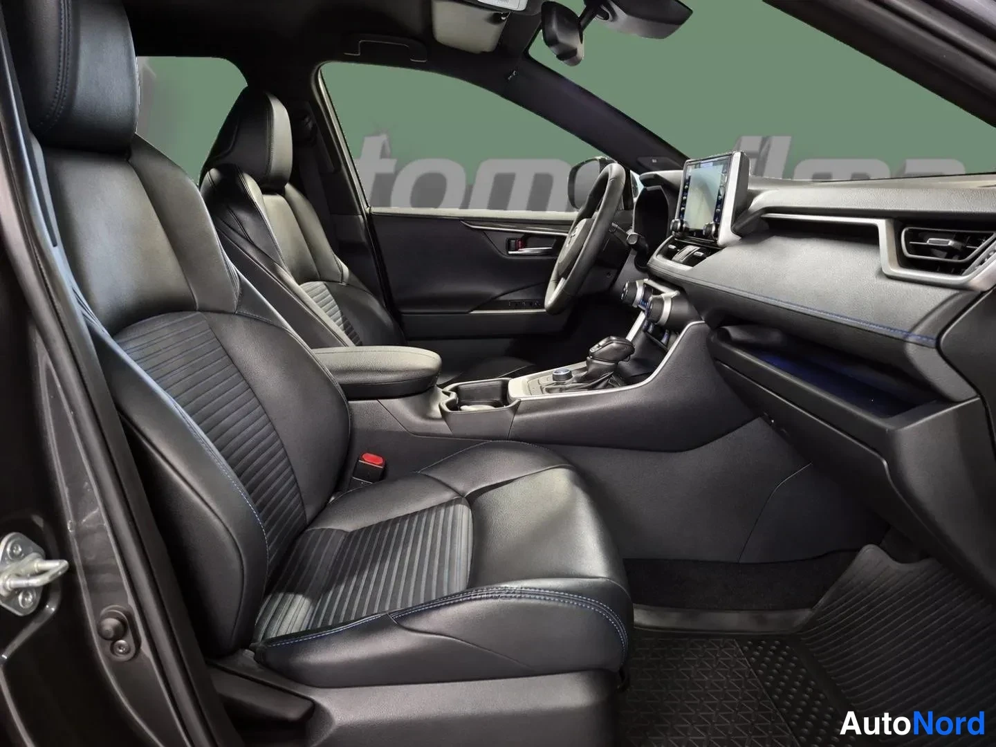 Grå Toyota RAV4 2019, förarplats, bild 7