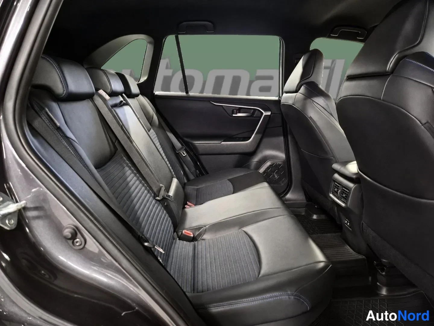 Grå Toyota RAV4 2019, baksäten, bild 9