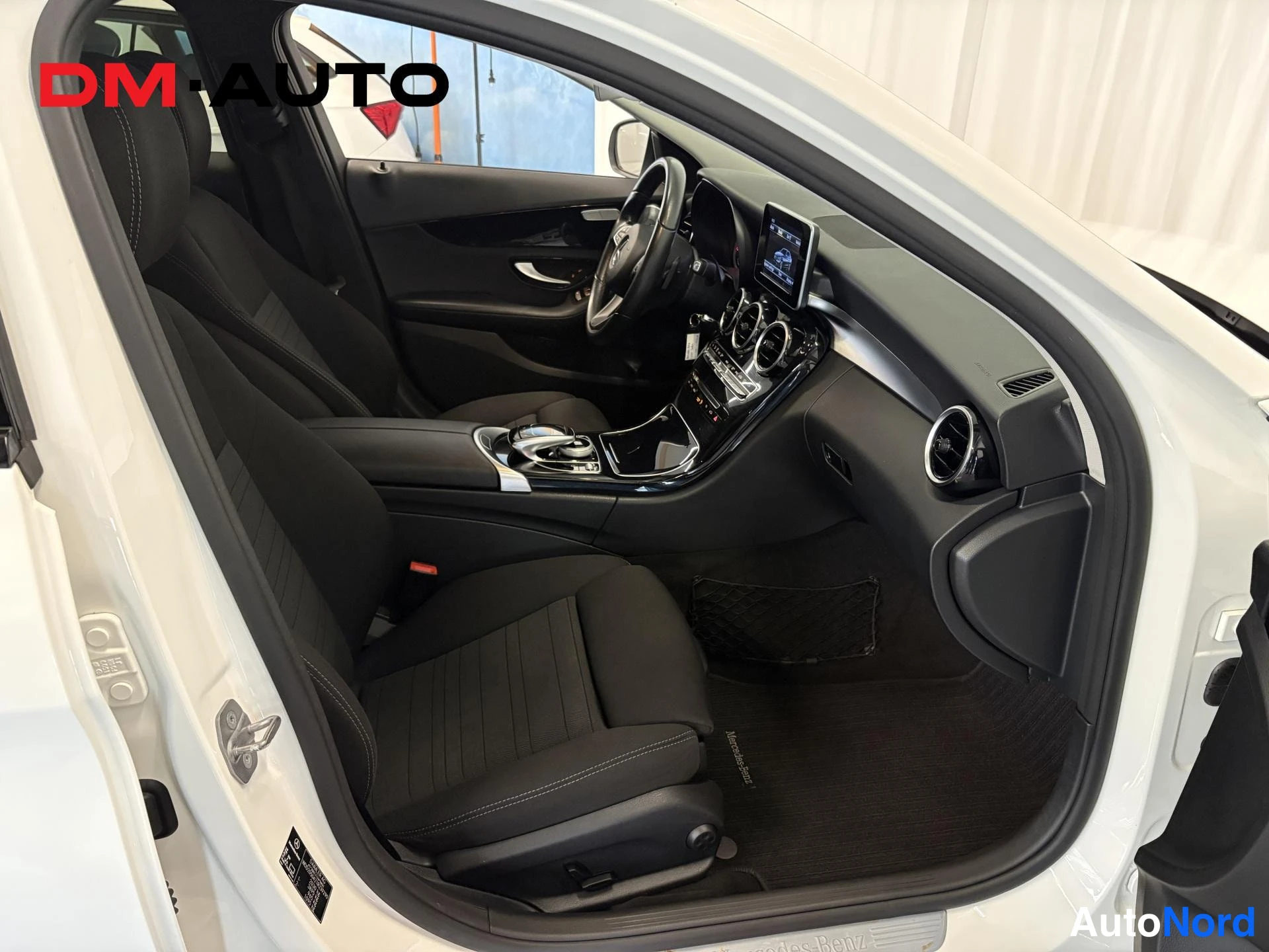 Valkoinen Mercedes-Benz C 200 2016, etuistuimet, kuva 17