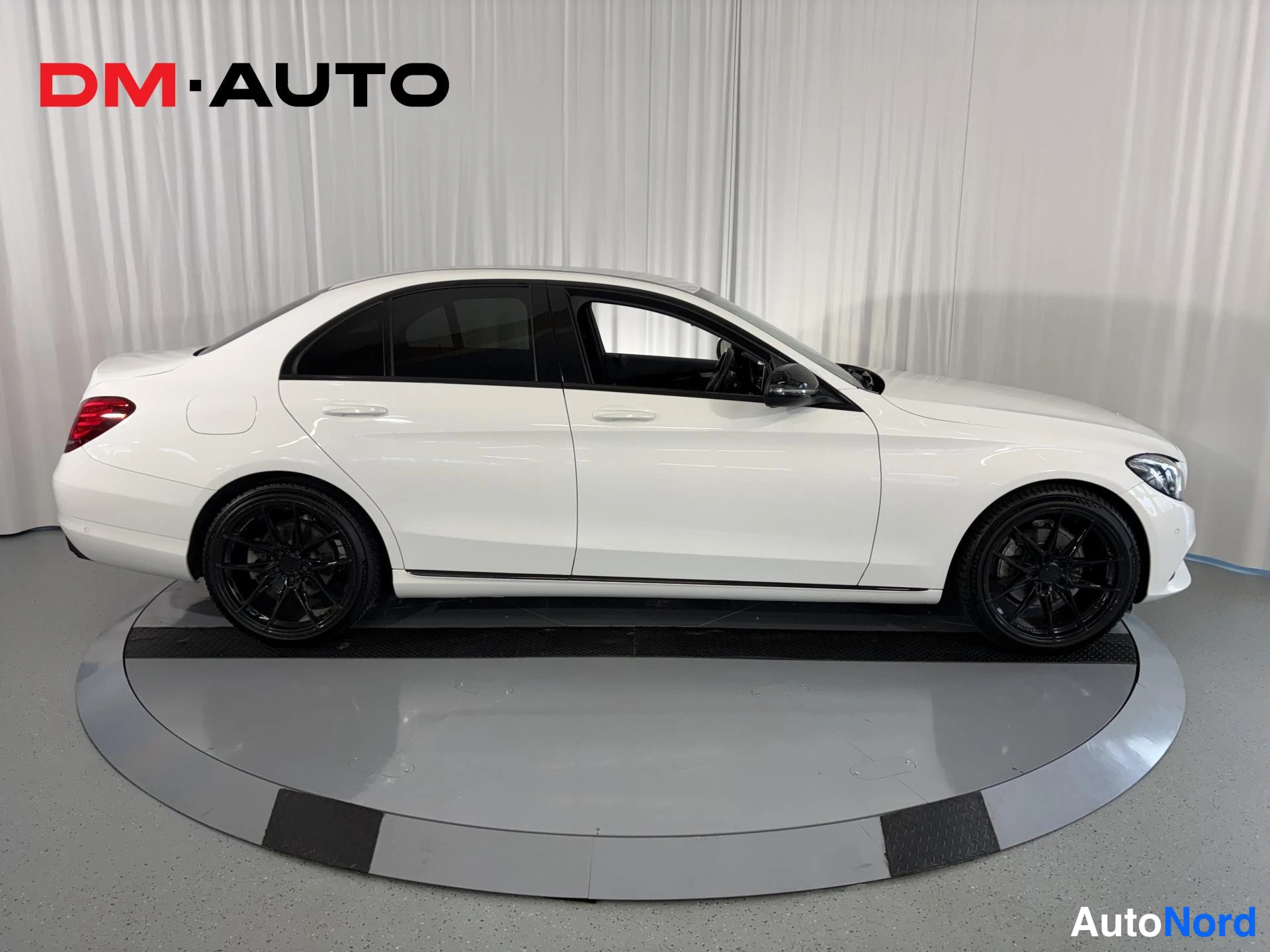 Valkoinen Mercedes-Benz C 200 2016, sivulta, kuva 7