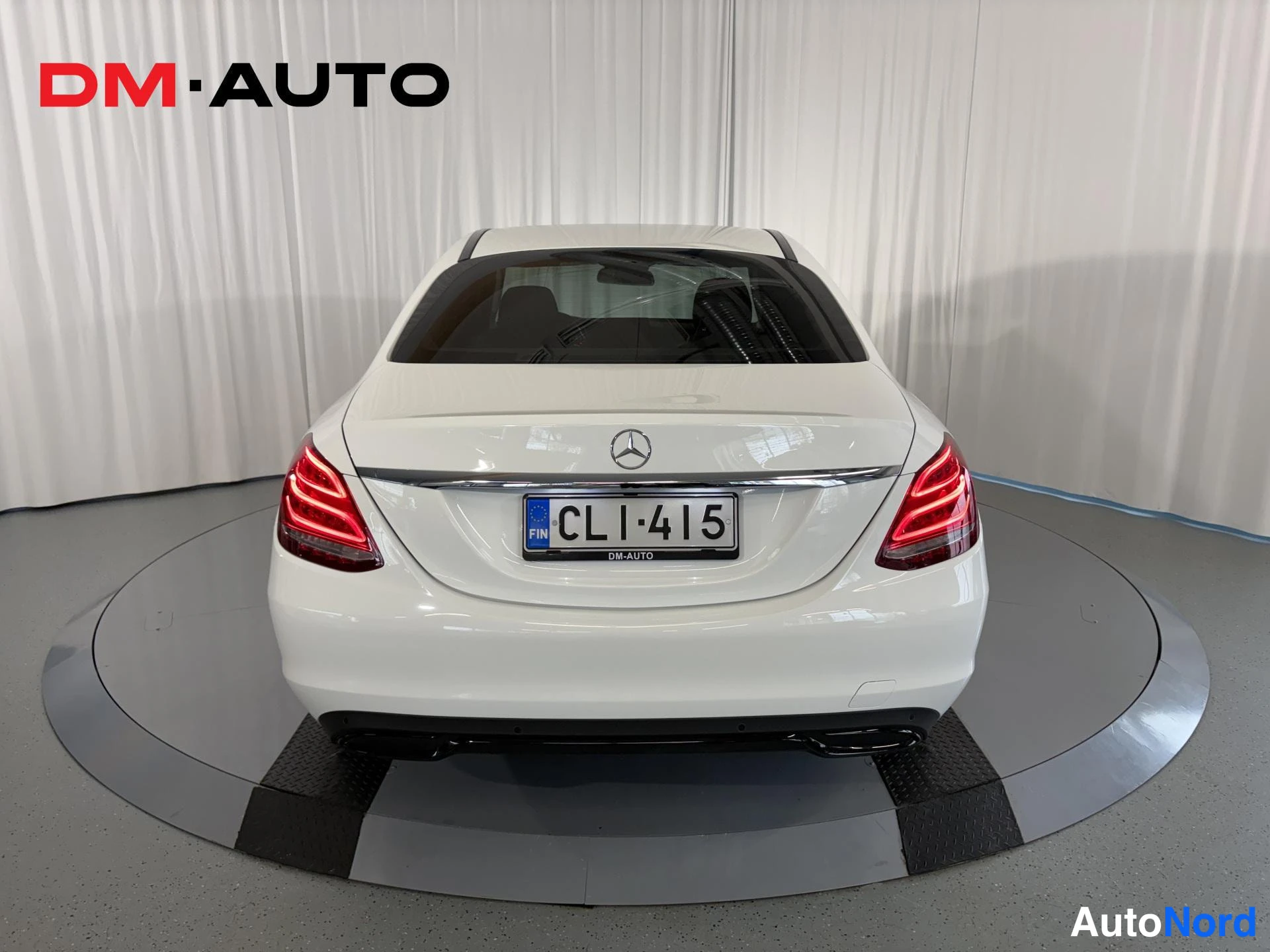 Valkoinen Mercedes-Benz C 200 2016, takaa, kuva 12