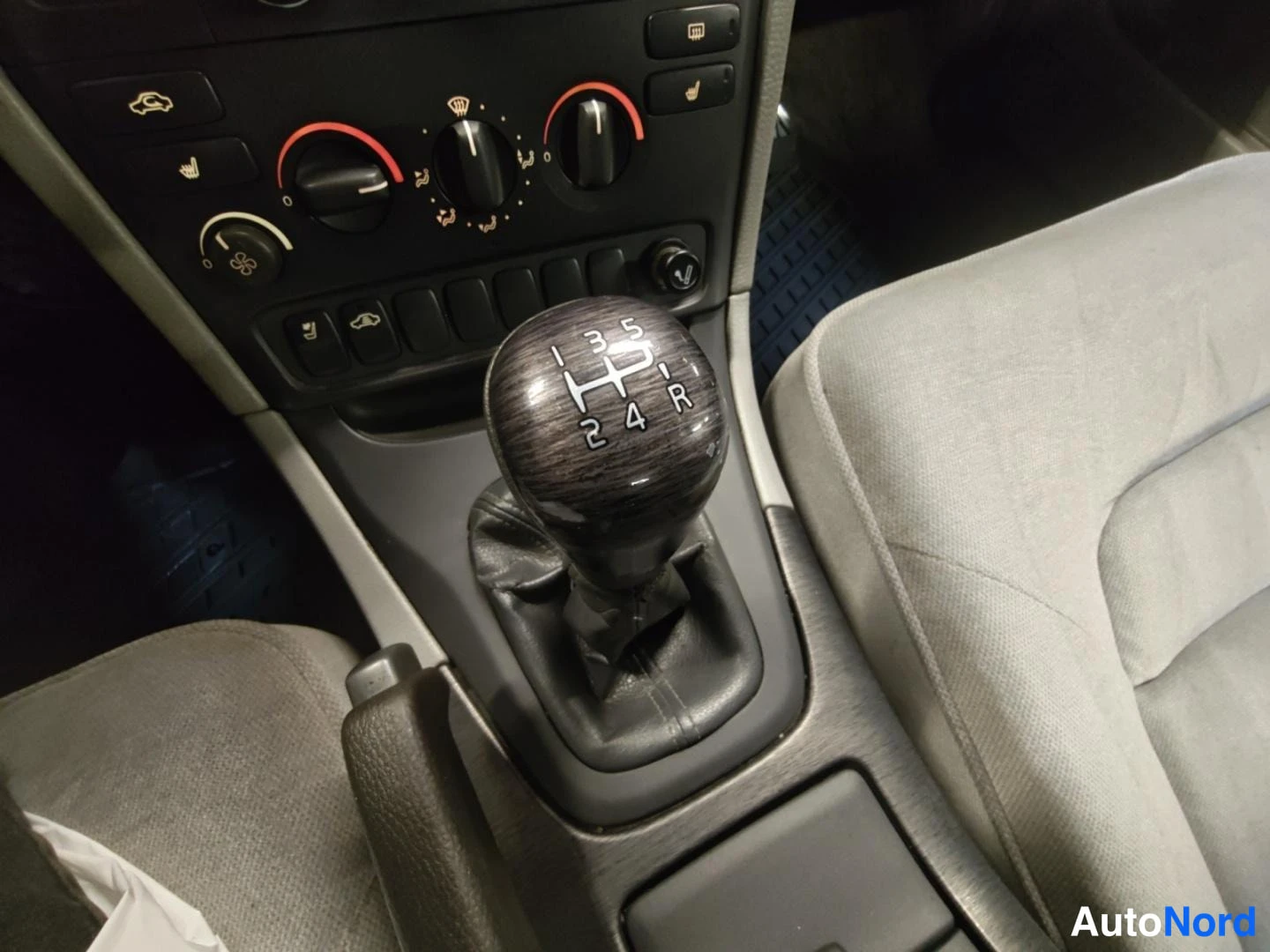 Punainen Volvo S80 1999, yksityiskohta, kuva 16