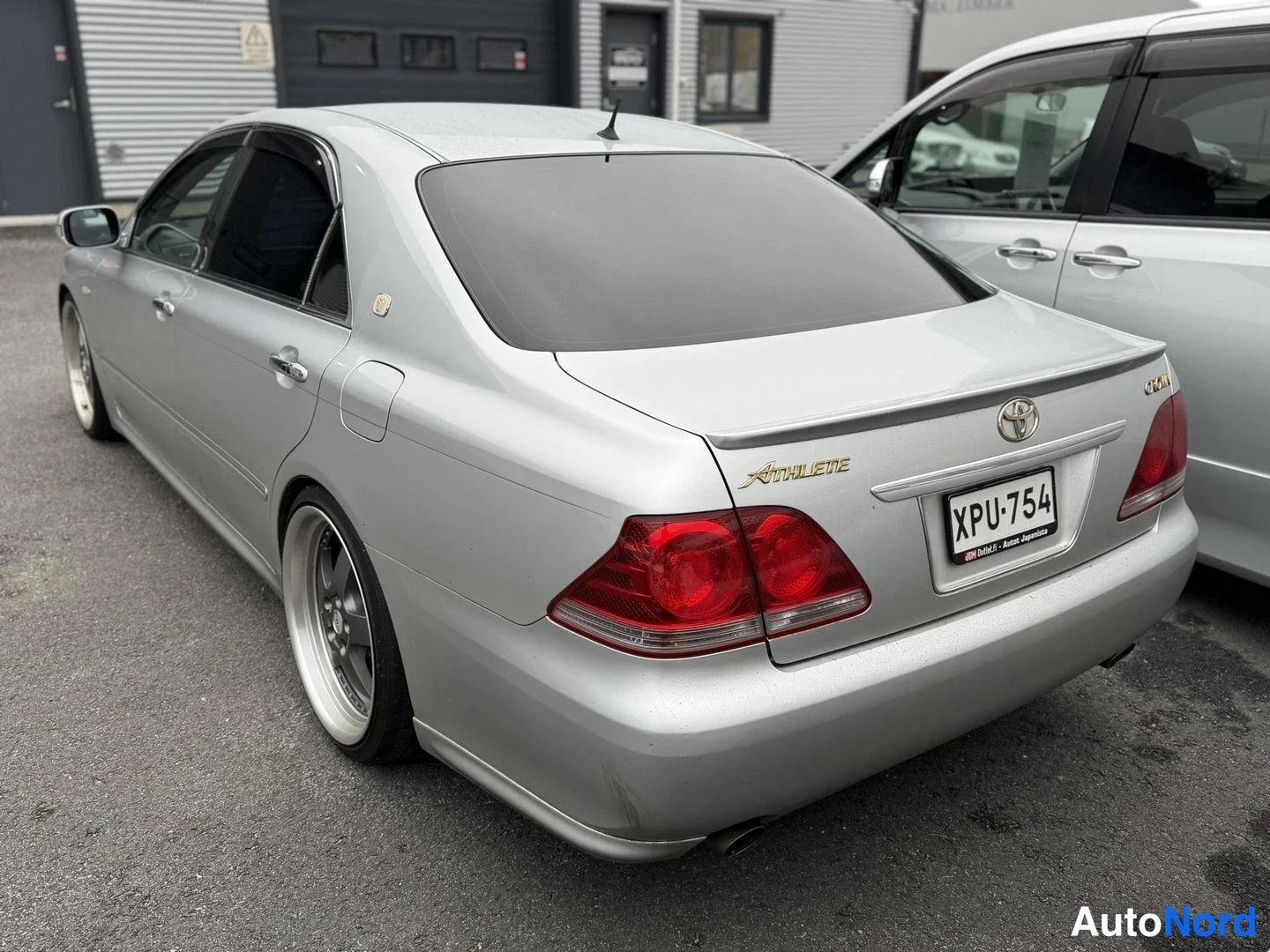 Grå Toyota Crown 2005, snett bakifrån, bild 2