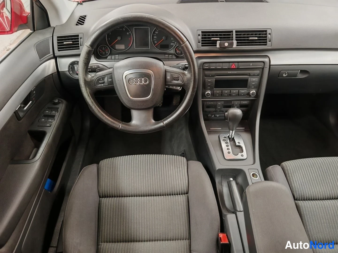 Punainen Audi A4 Avant 2007, ohjaamo, kuva 6
