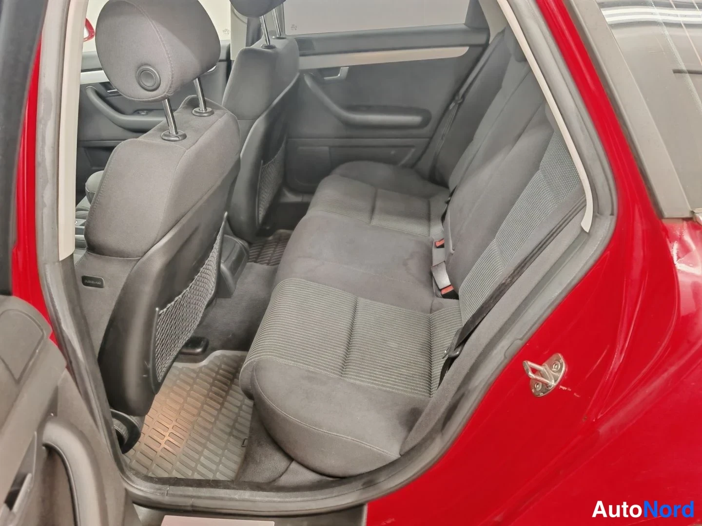 Punainen Audi A4 Avant 2007, takaistuimet, kuva 8