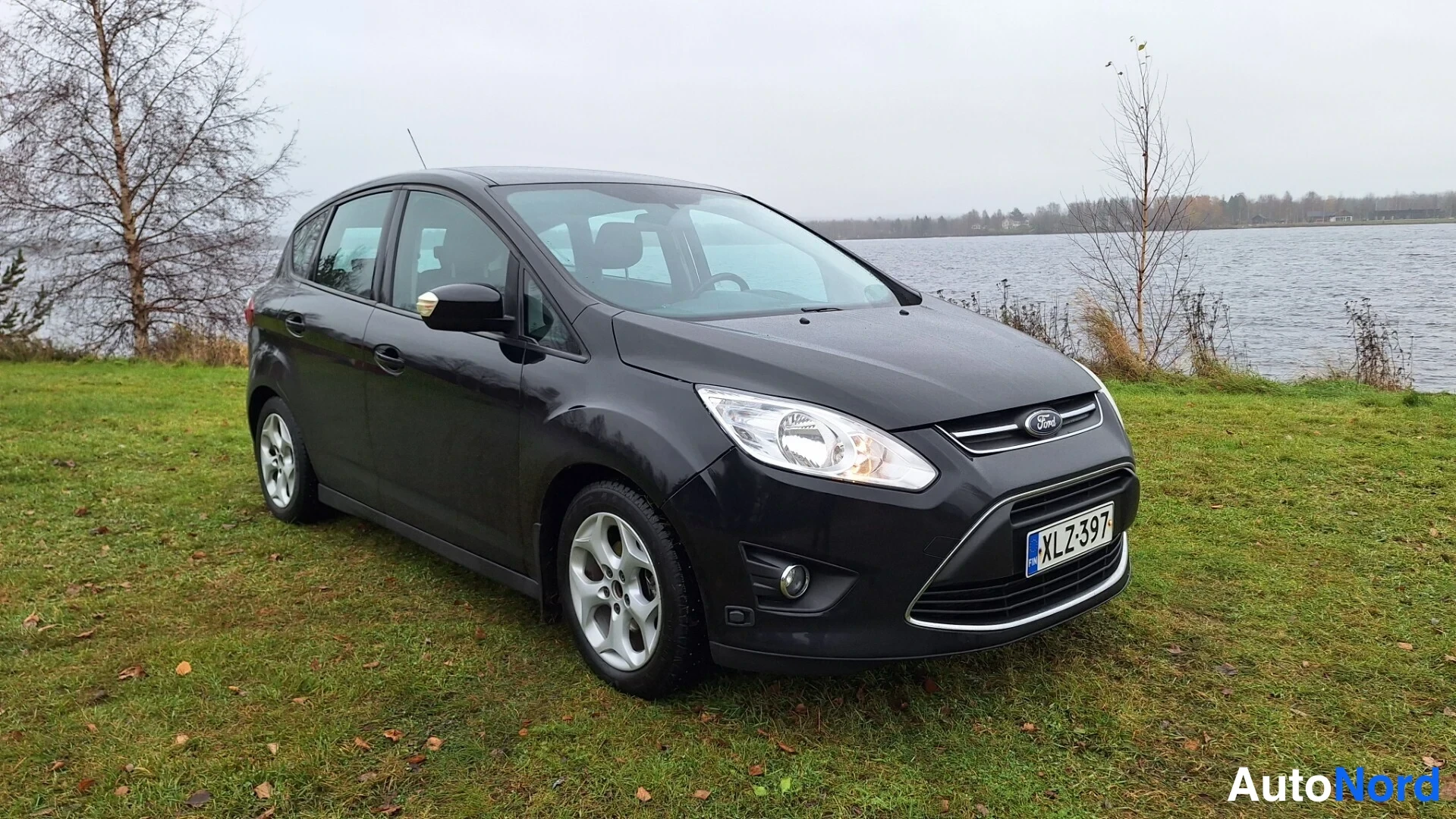 Svart Ford C-Max 2011, snett framifrån, fronten åt höger, bild 2