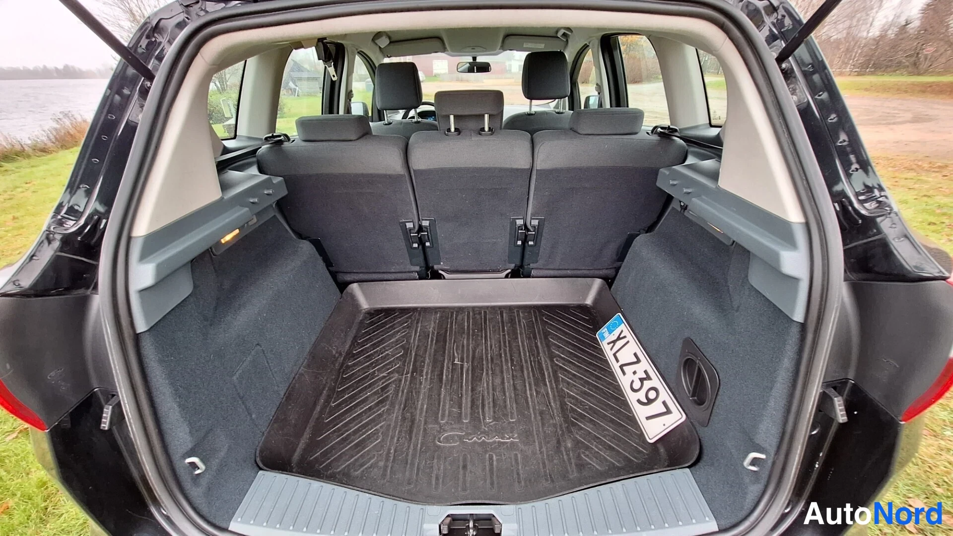 Svart Ford C-Max 2011, bagageutrymme, bild 13