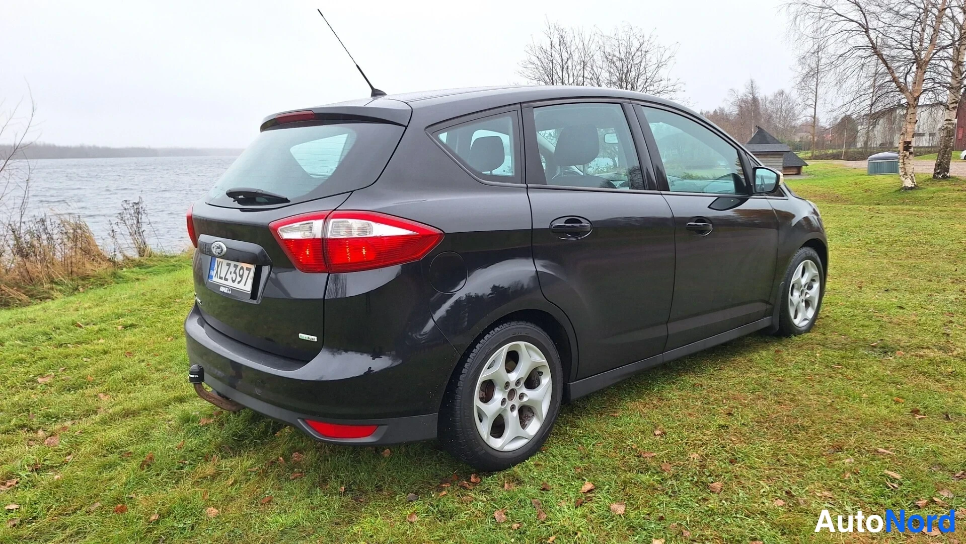 Svart Ford C-Max 2011, snett bakifrån, bild 6