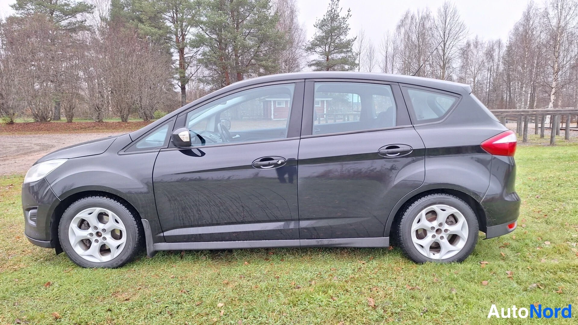 Svart Ford C-Max 2011, från sidan, bild 4