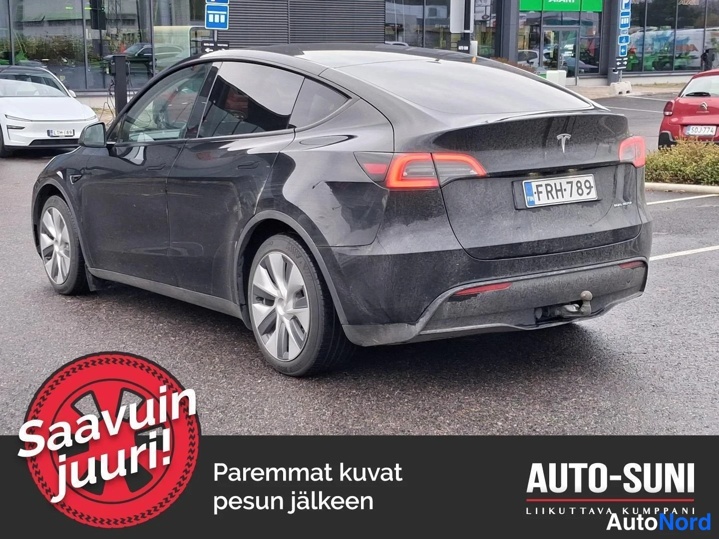 Svart Tesla Model Y 2023, snett bakifrån, bild 2