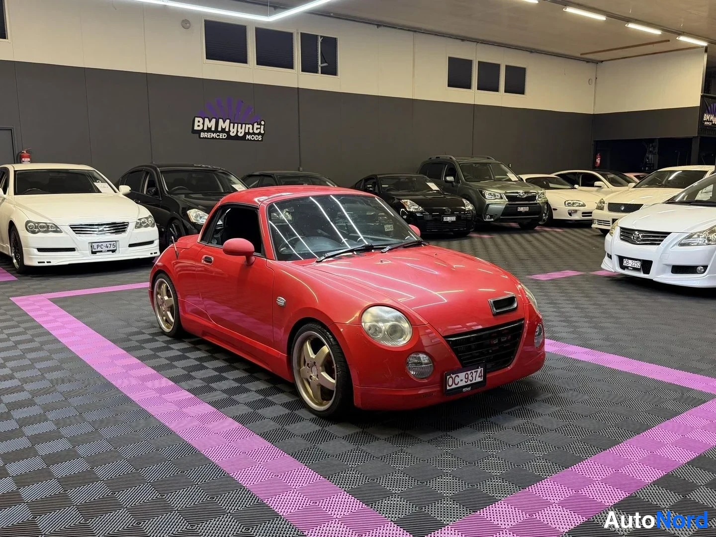 Röd Daihatsu Copen 2006, snett framifrån, fronten åt höger, bild 3