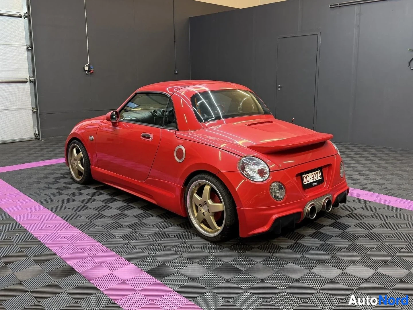 Röd Daihatsu Copen 2006, snett bakifrån, bild 7