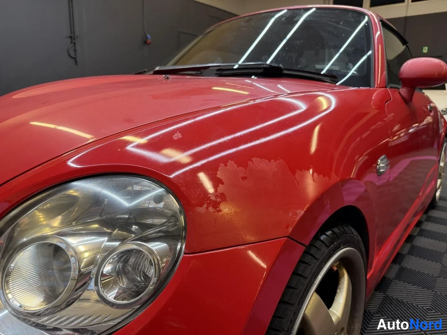 Röd Daihatsu Copen 2006, snett framifrån, fronten åt vänster, bild 2