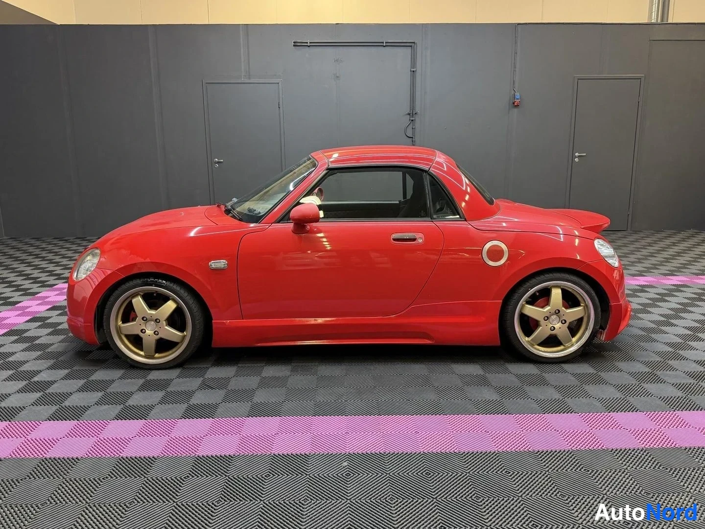 Röd Daihatsu Copen 2006, från sidan, bild 6
