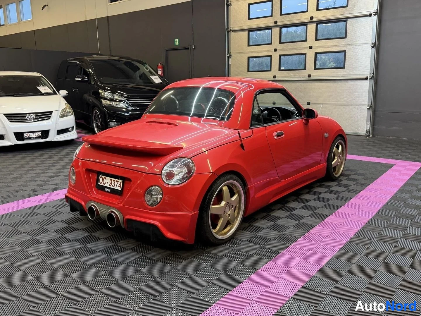 Röd Daihatsu Copen 2006, snett bakifrån, bild 8