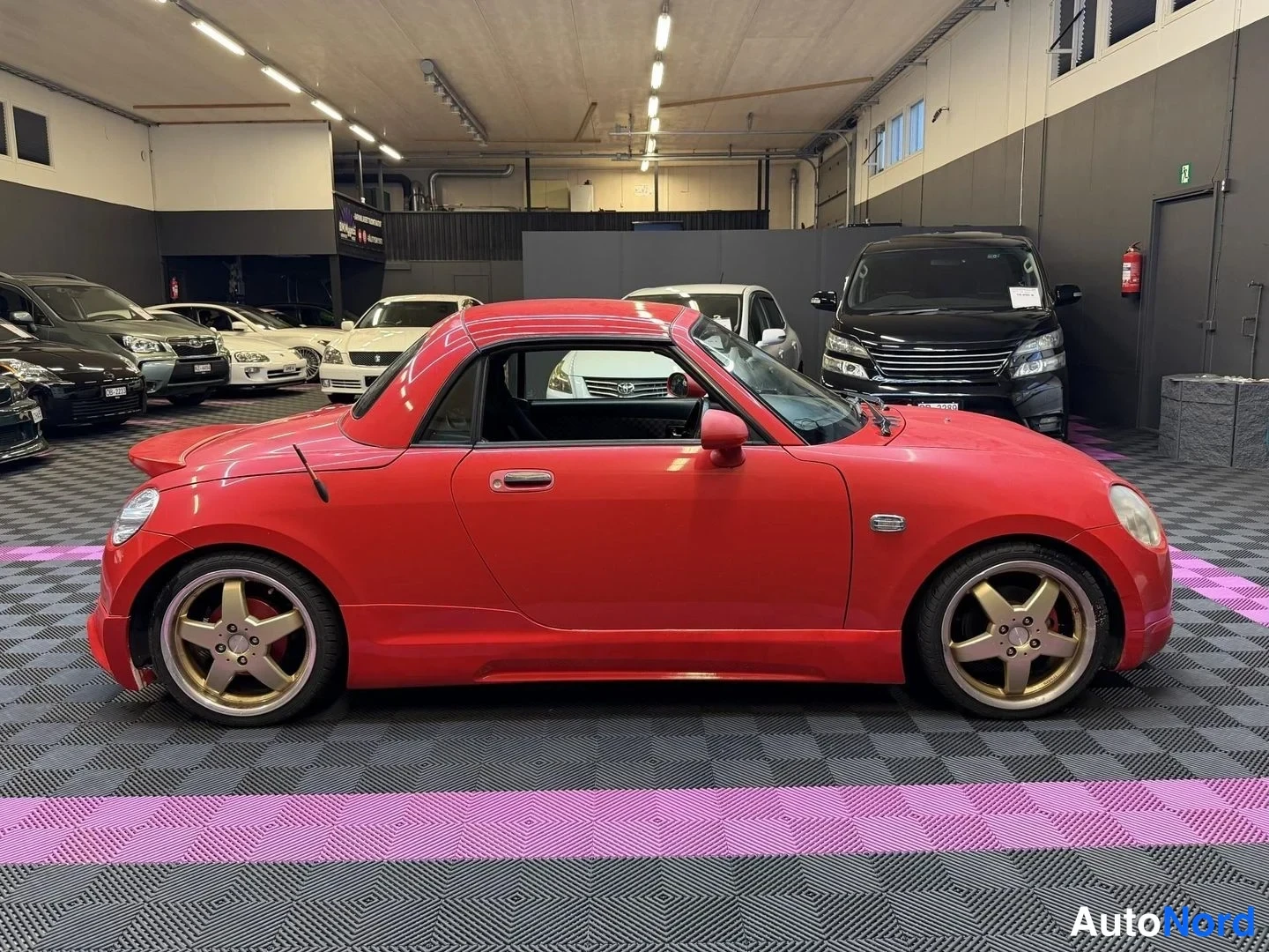 Röd Daihatsu Copen 2006, snett framifrån, fronten åt höger, bild 4