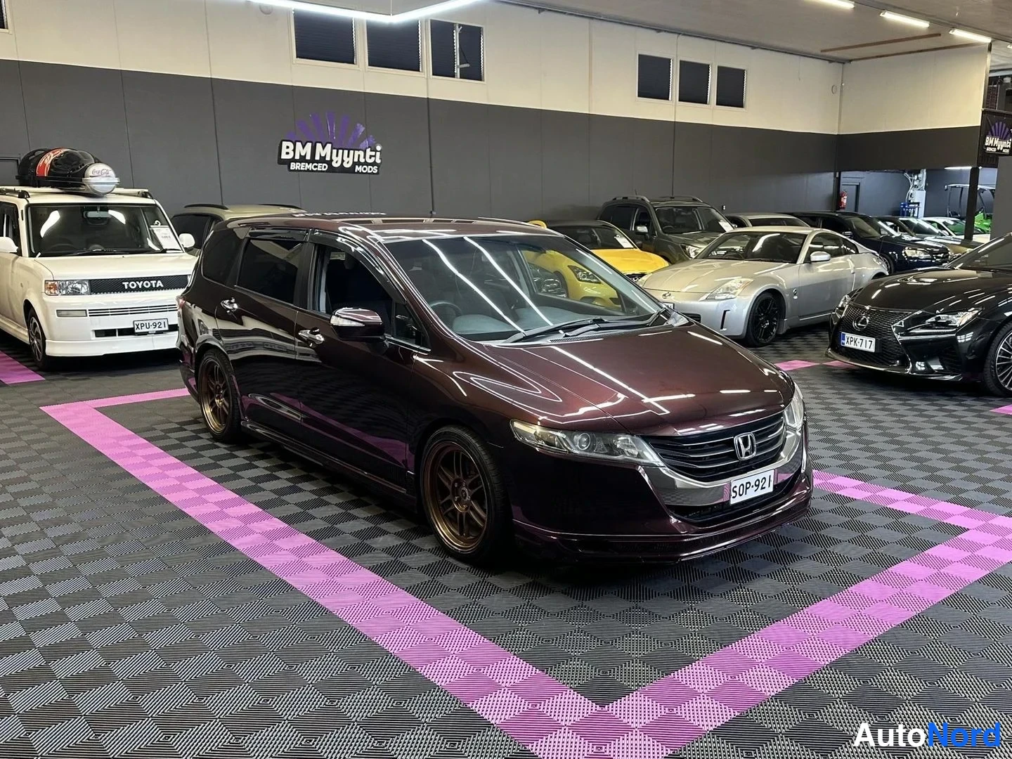 Lila Honda Odyssey 2010, snett framifrån, fronten åt vänster, bild 2