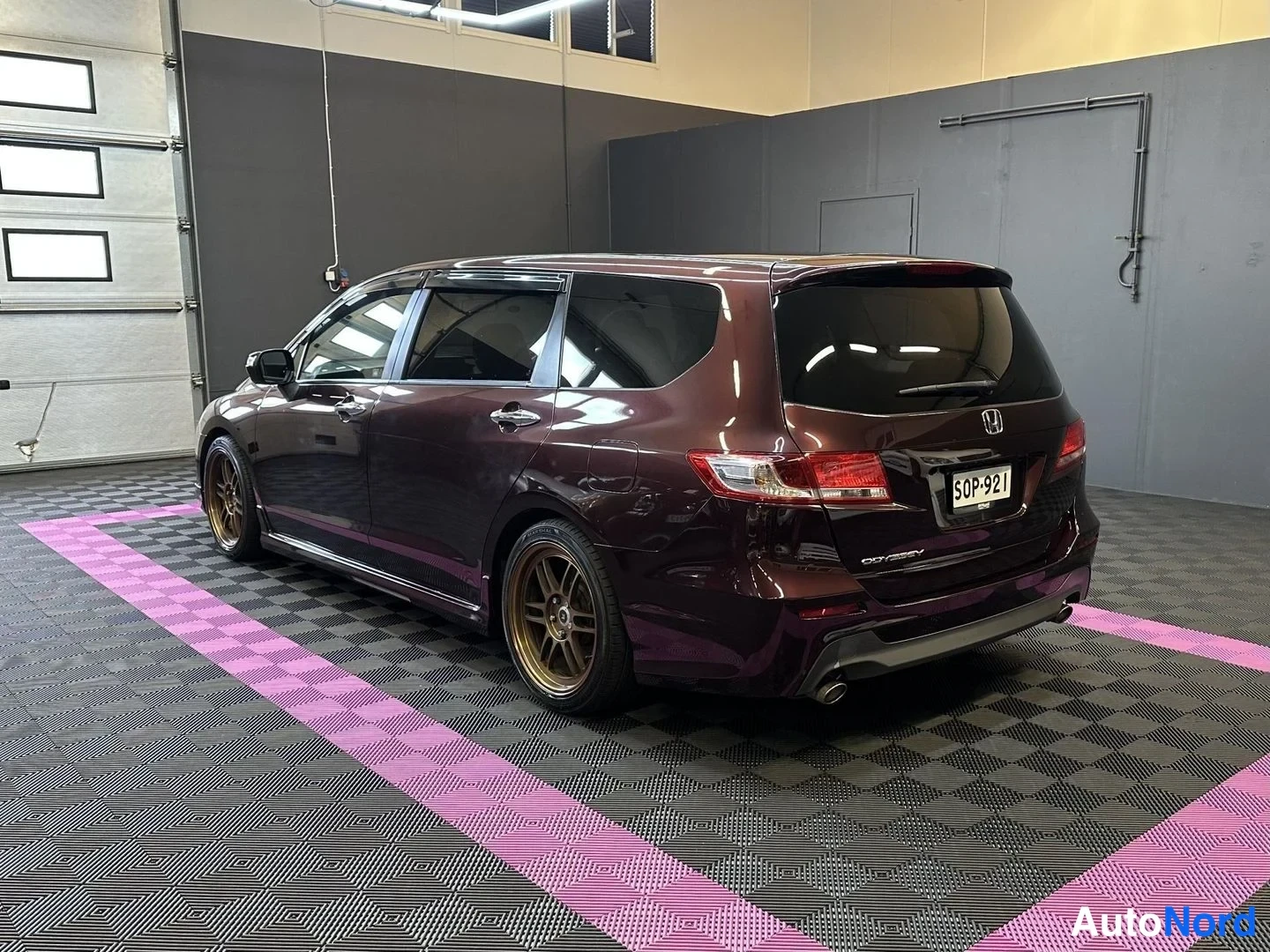 Lila Honda Odyssey 2010, snett bakifrån, bild 8