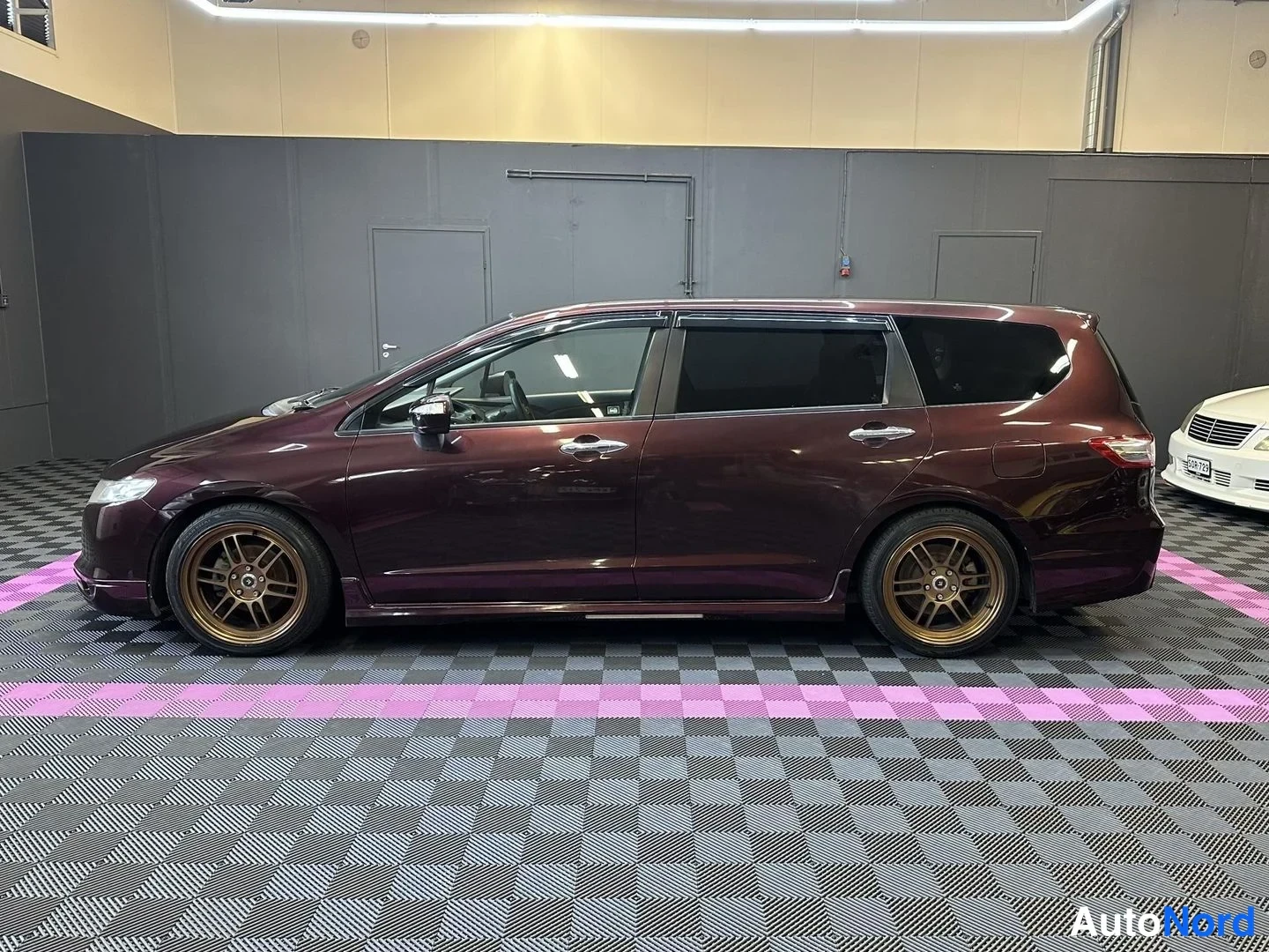 Lila Honda Odyssey 2010, från sidan, bild 5